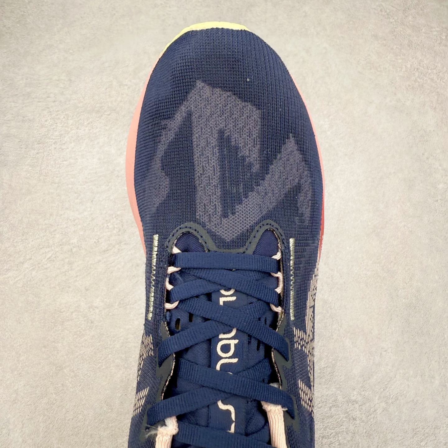 图片[4]-ASICS NOVABLAST 5 亚瑟士舒适缓震跑鞋 鞋面从NOVABLAST 3的工程网眼升级为一片式轻量编织设计 提升了跑鞋的透气性 并配备结构鞋舌 进一步提升透气性的同时减少鞋舌滑动 从而实现更好的包裹感 后跟结构也是亮点之一 不仅提升了稳定性 还能给跑者提供更强支撑 上脚舒适度非常明显 无论如何跑跳晃动 双脚都被包裹的非常服帖舒适 同时前脚掌有足够空间 中足又很贴合 后跟高度和弧度也都非常舒适 从NOVABLAST 5采用全新FF BLAST PLUS ECO轻量高能回弹泡棉材料 这是一种超过20%的生物基可再生资源 在带给跑者更舒适体验同时助力减轻环境负担 值得关注的是NOVABLAST 4将成为该系列首款贴有CO2e标签的鞋款 以进一步严格贯彻ASICS亚瑟士的可持续发展理念 大底采用了低密度设计的AHAR LO 更大程度增强鞋款耐磨性 提升使用寿命 外底液采用了全新设计 其灵感来源于植物的斐波那契螺旋叶片图案 独特的几何纹路使新一代鞋款的外观更具标志性 中底和大底设计都是为了让跑者获得更大的能量反馈 更强的回弹性 在跑步过程中轻弹畅跑 看配置就能感受到NOVABLAST的优势 高回弹、高缓震、且耐用的综合长跑训练鞋 尺码：36 37 38 39 39.5 40 40.5 41.5 42 42.5 43.5 44 45-选品中心