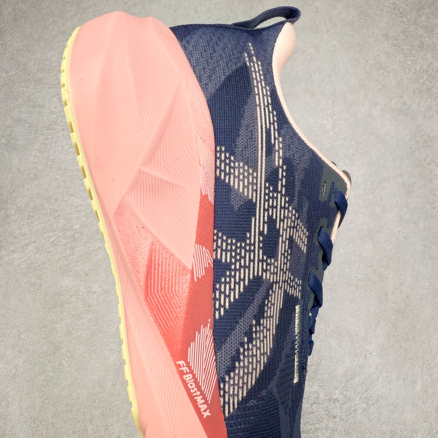 图片[6]-ASICS NOVABLAST 5 亚瑟士舒适缓震跑鞋 鞋面从NOVABLAST 3的工程网眼升级为一片式轻量编织设计 提升了跑鞋的透气性 并配备结构鞋舌 进一步提升透气性的同时减少鞋舌滑动 从而实现更好的包裹感 后跟结构也是亮点之一 不仅提升了稳定性 还能给跑者提供更强支撑 上脚舒适度非常明显 无论如何跑跳晃动 双脚都被包裹的非常服帖舒适 同时前脚掌有足够空间 中足又很贴合 后跟高度和弧度也都非常舒适 从NOVABLAST 5采用全新FF BLAST PLUS ECO轻量高能回弹泡棉材料 这是一种超过20%的生物基可再生资源 在带给跑者更舒适体验同时助力减轻环境负担 值得关注的是NOVABLAST 4将成为该系列首款贴有CO2e标签的鞋款 以进一步严格贯彻ASICS亚瑟士的可持续发展理念 大底采用了低密度设计的AHAR LO 更大程度增强鞋款耐磨性 提升使用寿命 外底液采用了全新设计 其灵感来源于植物的斐波那契螺旋叶片图案 独特的几何纹路使新一代鞋款的外观更具标志性 中底和大底设计都是为了让跑者获得更大的能量反馈 更强的回弹性 在跑步过程中轻弹畅跑 看配置就能感受到NOVABLAST的优势 高回弹、高缓震、且耐用的综合长跑训练鞋 尺码：36 37 38 39 39.5 40 40.5 41.5 42 42.5 43.5 44 45-选品中心