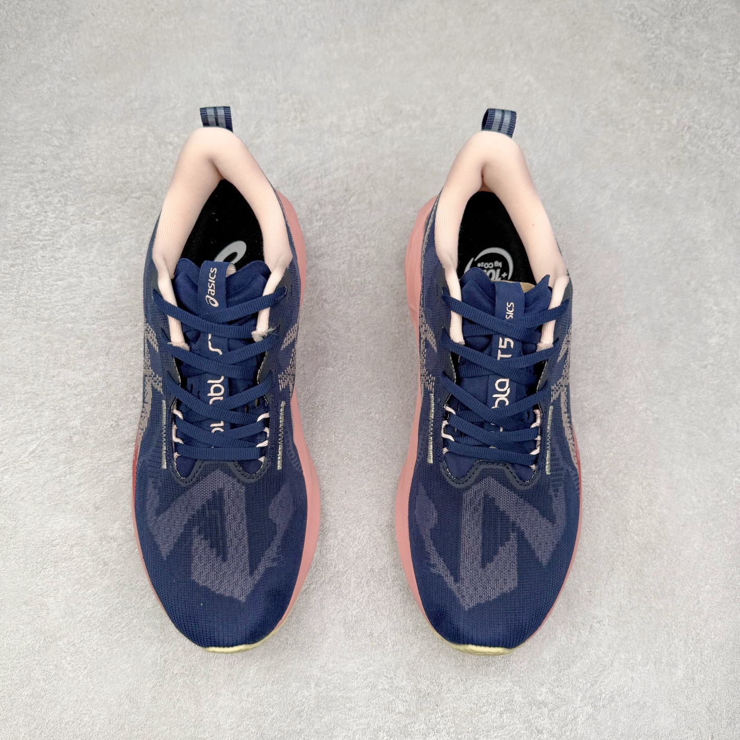 图片[2]-ASICS NOVABLAST 5 亚瑟士舒适缓震跑鞋 鞋面从NOVABLAST 3的工程网眼升级为一片式轻量编织设计 提升了跑鞋的透气性 并配备结构鞋舌 进一步提升透气性的同时减少鞋舌滑动 从而实现更好的包裹感 后跟结构也是亮点之一 不仅提升了稳定性 还能给跑者提供更强支撑 上脚舒适度非常明显 无论如何跑跳晃动 双脚都被包裹的非常服帖舒适 同时前脚掌有足够空间 中足又很贴合 后跟高度和弧度也都非常舒适 从NOVABLAST 5采用全新FF BLAST PLUS ECO轻量高能回弹泡棉材料 这是一种超过20%的生物基可再生资源 在带给跑者更舒适体验同时助力减轻环境负担 值得关注的是NOVABLAST 4将成为该系列首款贴有CO2e标签的鞋款 以进一步严格贯彻ASICS亚瑟士的可持续发展理念 大底采用了低密度设计的AHAR LO 更大程度增强鞋款耐磨性 提升使用寿命 外底液采用了全新设计 其灵感来源于植物的斐波那契螺旋叶片图案 独特的几何纹路使新一代鞋款的外观更具标志性 中底和大底设计都是为了让跑者获得更大的能量反馈 更强的回弹性 在跑步过程中轻弹畅跑 看配置就能感受到NOVABLAST的优势 高回弹、高缓震、且耐用的综合长跑训练鞋 尺码：36 37 38 39 39.5 40 40.5 41.5 42 42.5 43.5 44 45-选品中心