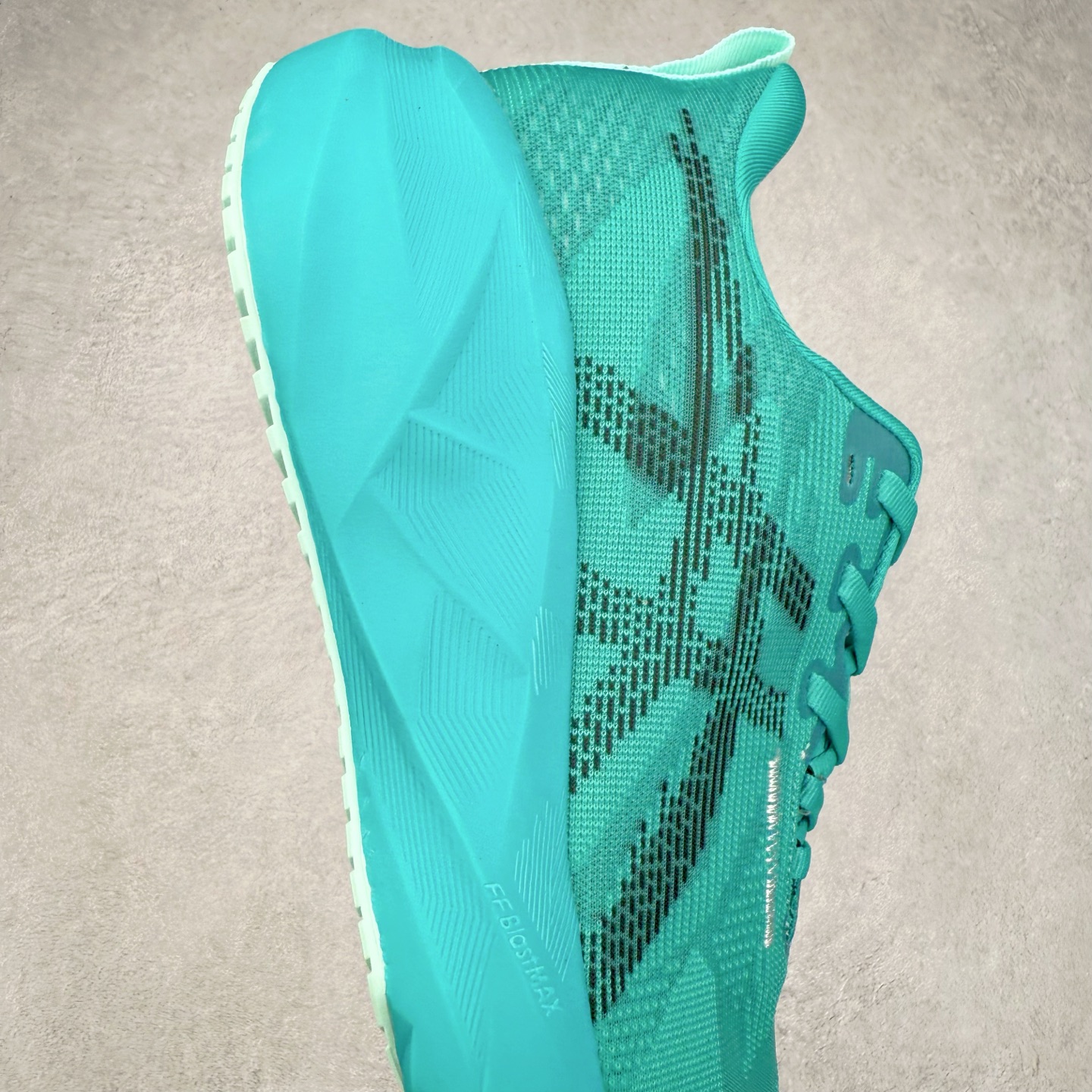 图片[6]-ASICS NOVABLAST 5 亚瑟士舒适缓震跑鞋 鞋面从NOVABLAST 3的工程网眼升级为一片式轻量编织设计 提升了跑鞋的透气性 并配备结构鞋舌 进一步提升透气性的同时减少鞋舌滑动 从而实现更好的包裹感 后跟结构也是亮点之一 不仅提升了稳定性 还能给跑者提供更强支撑 上脚舒适度非常明显 无论如何跑跳晃动 双脚都被包裹的非常服帖舒适 同时前脚掌有足够空间 中足又很贴合 后跟高度和弧度也都非常舒适 从NOVABLAST 5采用全新FF BLAST PLUS ECO轻量高能回弹泡棉材料 这是一种超过20%的生物基可再生资源 在带给跑者更舒适体验同时助力减轻环境负担 值得关注的是NOVABLAST 4将成为该系列首款贴有CO2e标签的鞋款 以进一步严格贯彻ASICS亚瑟士的可持续发展理念 大底采用了低密度设计的AHAR LO 更大程度增强鞋款耐磨性 提升使用寿命 外底液采用了全新设计 其灵感来源于植物的斐波那契螺旋叶片图案 独特的几何纹路使新一代鞋款的外观更具标志性 中底和大底设计都是为了让跑者获得更大的能量反馈 更强的回弹性 在跑步过程中轻弹畅跑 看配置就能感受到NOVABLAST的优势 高回弹、高缓震、且耐用的综合长跑训练鞋 尺码：36 37 38 39 39.5 40 40.5 41.5 42 42.5 43.5 44 45-选品中心