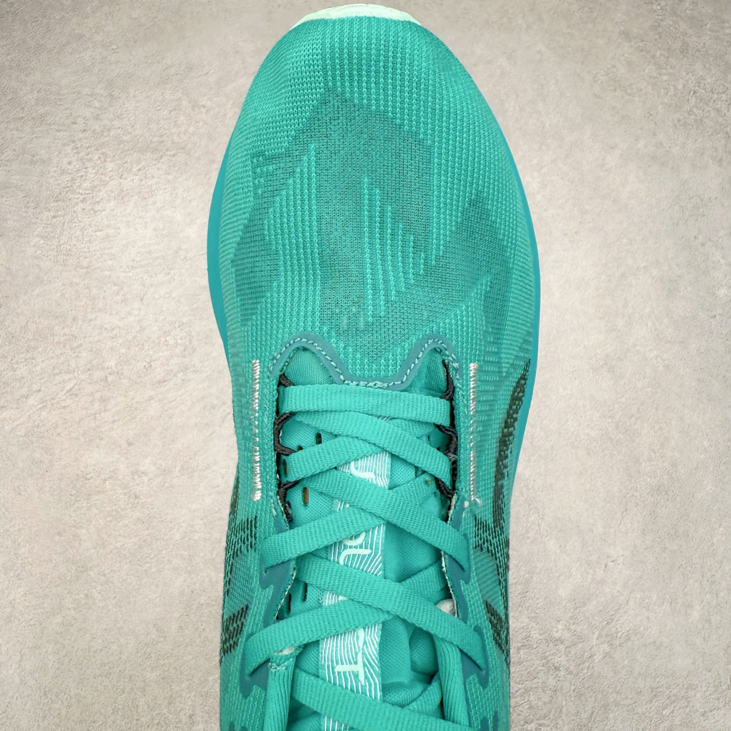 图片[4]-ASICS NOVABLAST 5 亚瑟士舒适缓震跑鞋 鞋面从NOVABLAST 3的工程网眼升级为一片式轻量编织设计 提升了跑鞋的透气性 并配备结构鞋舌 进一步提升透气性的同时减少鞋舌滑动 从而实现更好的包裹感 后跟结构也是亮点之一 不仅提升了稳定性 还能给跑者提供更强支撑 上脚舒适度非常明显 无论如何跑跳晃动 双脚都被包裹的非常服帖舒适 同时前脚掌有足够空间 中足又很贴合 后跟高度和弧度也都非常舒适 从NOVABLAST 5采用全新FF BLAST PLUS ECO轻量高能回弹泡棉材料 这是一种超过20%的生物基可再生资源 在带给跑者更舒适体验同时助力减轻环境负担 值得关注的是NOVABLAST 4将成为该系列首款贴有CO2e标签的鞋款 以进一步严格贯彻ASICS亚瑟士的可持续发展理念 大底采用了低密度设计的AHAR LO 更大程度增强鞋款耐磨性 提升使用寿命 外底液采用了全新设计 其灵感来源于植物的斐波那契螺旋叶片图案 独特的几何纹路使新一代鞋款的外观更具标志性 中底和大底设计都是为了让跑者获得更大的能量反馈 更强的回弹性 在跑步过程中轻弹畅跑 看配置就能感受到NOVABLAST的优势 高回弹、高缓震、且耐用的综合长跑训练鞋 尺码：36 37 38 39 39.5 40 40.5 41.5 42 42.5 43.5 44 45-选品中心