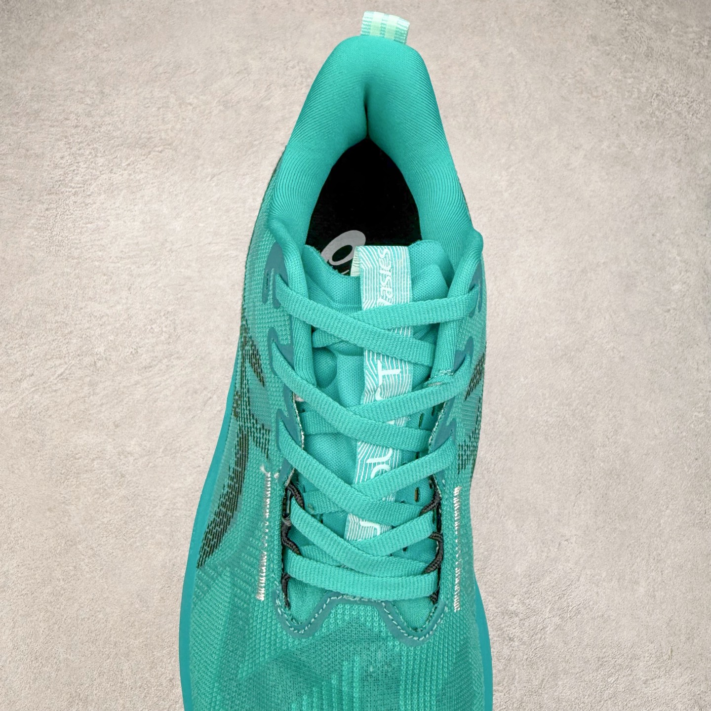 图片[5]-ASICS NOVABLAST 5 亚瑟士舒适缓震跑鞋 鞋面从NOVABLAST 3的工程网眼升级为一片式轻量编织设计 提升了跑鞋的透气性 并配备结构鞋舌 进一步提升透气性的同时减少鞋舌滑动 从而实现更好的包裹感 后跟结构也是亮点之一 不仅提升了稳定性 还能给跑者提供更强支撑 上脚舒适度非常明显 无论如何跑跳晃动 双脚都被包裹的非常服帖舒适 同时前脚掌有足够空间 中足又很贴合 后跟高度和弧度也都非常舒适 从NOVABLAST 5采用全新FF BLAST PLUS ECO轻量高能回弹泡棉材料 这是一种超过20%的生物基可再生资源 在带给跑者更舒适体验同时助力减轻环境负担 值得关注的是NOVABLAST 4将成为该系列首款贴有CO2e标签的鞋款 以进一步严格贯彻ASICS亚瑟士的可持续发展理念 大底采用了低密度设计的AHAR LO 更大程度增强鞋款耐磨性 提升使用寿命 外底液采用了全新设计 其灵感来源于植物的斐波那契螺旋叶片图案 独特的几何纹路使新一代鞋款的外观更具标志性 中底和大底设计都是为了让跑者获得更大的能量反馈 更强的回弹性 在跑步过程中轻弹畅跑 看配置就能感受到NOVABLAST的优势 高回弹、高缓震、且耐用的综合长跑训练鞋 尺码：36 37 38 39 39.5 40 40.5 41.5 42 42.5 43.5 44 45-选品中心