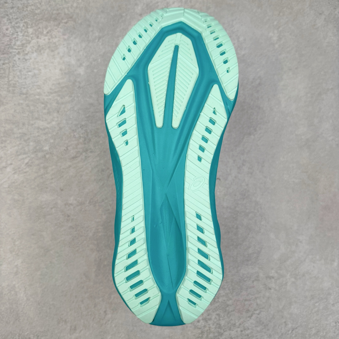 图片[9]-ASICS NOVABLAST 5 亚瑟士舒适缓震跑鞋 鞋面从NOVABLAST 3的工程网眼升级为一片式轻量编织设计 提升了跑鞋的透气性 并配备结构鞋舌 进一步提升透气性的同时减少鞋舌滑动 从而实现更好的包裹感 后跟结构也是亮点之一 不仅提升了稳定性 还能给跑者提供更强支撑 上脚舒适度非常明显 无论如何跑跳晃动 双脚都被包裹的非常服帖舒适 同时前脚掌有足够空间 中足又很贴合 后跟高度和弧度也都非常舒适 从NOVABLAST 5采用全新FF BLAST PLUS ECO轻量高能回弹泡棉材料 这是一种超过20%的生物基可再生资源 在带给跑者更舒适体验同时助力减轻环境负担 值得关注的是NOVABLAST 4将成为该系列首款贴有CO2e标签的鞋款 以进一步严格贯彻ASICS亚瑟士的可持续发展理念 大底采用了低密度设计的AHAR LO 更大程度增强鞋款耐磨性 提升使用寿命 外底液采用了全新设计 其灵感来源于植物的斐波那契螺旋叶片图案 独特的几何纹路使新一代鞋款的外观更具标志性 中底和大底设计都是为了让跑者获得更大的能量反馈 更强的回弹性 在跑步过程中轻弹畅跑 看配置就能感受到NOVABLAST的优势 高回弹、高缓震、且耐用的综合长跑训练鞋 尺码：36 37 38 39 39.5 40 40.5 41.5 42 42.5 43.5 44 45-选品中心