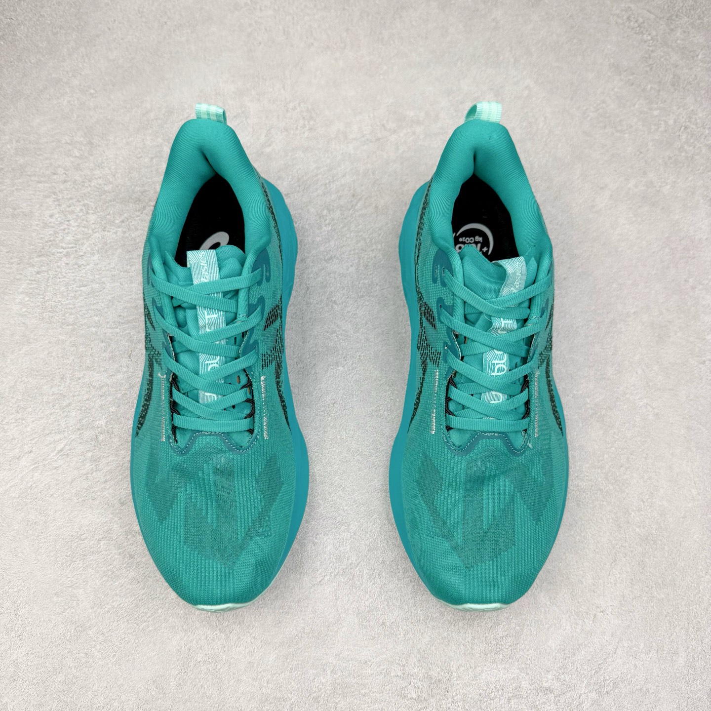 图片[2]-ASICS NOVABLAST 5 亚瑟士舒适缓震跑鞋 鞋面从NOVABLAST 3的工程网眼升级为一片式轻量编织设计 提升了跑鞋的透气性 并配备结构鞋舌 进一步提升透气性的同时减少鞋舌滑动 从而实现更好的包裹感 后跟结构也是亮点之一 不仅提升了稳定性 还能给跑者提供更强支撑 上脚舒适度非常明显 无论如何跑跳晃动 双脚都被包裹的非常服帖舒适 同时前脚掌有足够空间 中足又很贴合 后跟高度和弧度也都非常舒适 从NOVABLAST 5采用全新FF BLAST PLUS ECO轻量高能回弹泡棉材料 这是一种超过20%的生物基可再生资源 在带给跑者更舒适体验同时助力减轻环境负担 值得关注的是NOVABLAST 4将成为该系列首款贴有CO2e标签的鞋款 以进一步严格贯彻ASICS亚瑟士的可持续发展理念 大底采用了低密度设计的AHAR LO 更大程度增强鞋款耐磨性 提升使用寿命 外底液采用了全新设计 其灵感来源于植物的斐波那契螺旋叶片图案 独特的几何纹路使新一代鞋款的外观更具标志性 中底和大底设计都是为了让跑者获得更大的能量反馈 更强的回弹性 在跑步过程中轻弹畅跑 看配置就能感受到NOVABLAST的优势 高回弹、高缓震、且耐用的综合长跑训练鞋 尺码：36 37 38 39 39.5 40 40.5 41.5 42 42.5 43.5 44 45-选品中心