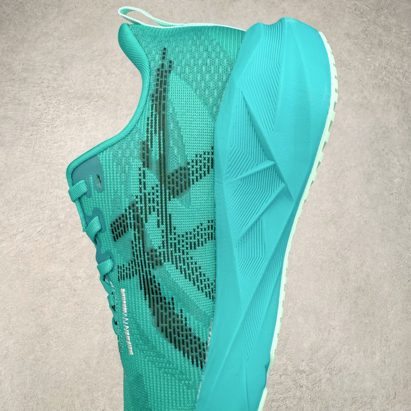 图片[7]-ASICS NOVABLAST 5 亚瑟士舒适缓震跑鞋 鞋面从NOVABLAST 3的工程网眼升级为一片式轻量编织设计 提升了跑鞋的透气性 并配备结构鞋舌 进一步提升透气性的同时减少鞋舌滑动 从而实现更好的包裹感 后跟结构也是亮点之一 不仅提升了稳定性 还能给跑者提供更强支撑 上脚舒适度非常明显 无论如何跑跳晃动 双脚都被包裹的非常服帖舒适 同时前脚掌有足够空间 中足又很贴合 后跟高度和弧度也都非常舒适 从NOVABLAST 5采用全新FF BLAST PLUS ECO轻量高能回弹泡棉材料 这是一种超过20%的生物基可再生资源 在带给跑者更舒适体验同时助力减轻环境负担 值得关注的是NOVABLAST 4将成为该系列首款贴有CO2e标签的鞋款 以进一步严格贯彻ASICS亚瑟士的可持续发展理念 大底采用了低密度设计的AHAR LO 更大程度增强鞋款耐磨性 提升使用寿命 外底液采用了全新设计 其灵感来源于植物的斐波那契螺旋叶片图案 独特的几何纹路使新一代鞋款的外观更具标志性 中底和大底设计都是为了让跑者获得更大的能量反馈 更强的回弹性 在跑步过程中轻弹畅跑 看配置就能感受到NOVABLAST的优势 高回弹、高缓震、且耐用的综合长跑训练鞋 尺码：36 37 38 39 39.5 40 40.5 41.5 42 42.5 43.5 44 45-选品中心