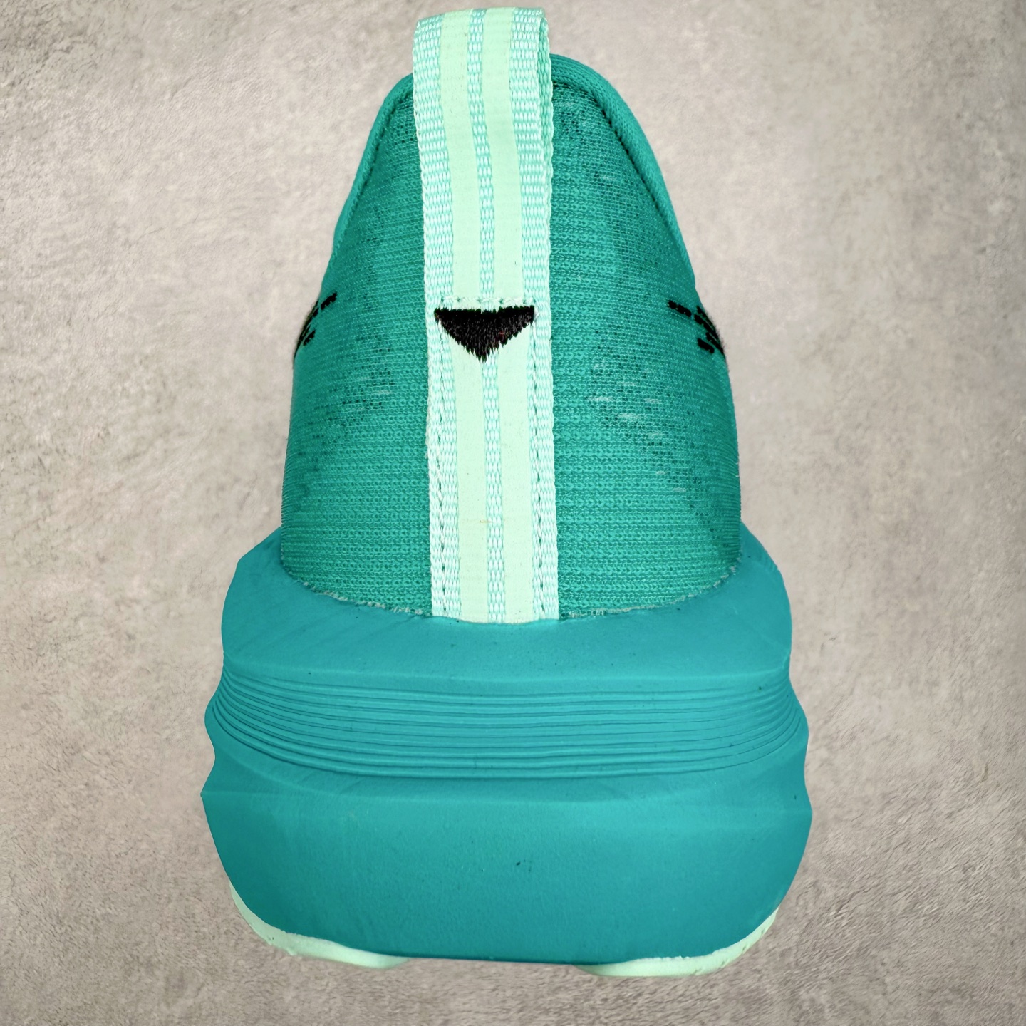 图片[8]-ASICS NOVABLAST 5 亚瑟士舒适缓震跑鞋 鞋面从NOVABLAST 3的工程网眼升级为一片式轻量编织设计 提升了跑鞋的透气性 并配备结构鞋舌 进一步提升透气性的同时减少鞋舌滑动 从而实现更好的包裹感 后跟结构也是亮点之一 不仅提升了稳定性 还能给跑者提供更强支撑 上脚舒适度非常明显 无论如何跑跳晃动 双脚都被包裹的非常服帖舒适 同时前脚掌有足够空间 中足又很贴合 后跟高度和弧度也都非常舒适 从NOVABLAST 5采用全新FF BLAST PLUS ECO轻量高能回弹泡棉材料 这是一种超过20%的生物基可再生资源 在带给跑者更舒适体验同时助力减轻环境负担 值得关注的是NOVABLAST 4将成为该系列首款贴有CO2e标签的鞋款 以进一步严格贯彻ASICS亚瑟士的可持续发展理念 大底采用了低密度设计的AHAR LO 更大程度增强鞋款耐磨性 提升使用寿命 外底液采用了全新设计 其灵感来源于植物的斐波那契螺旋叶片图案 独特的几何纹路使新一代鞋款的外观更具标志性 中底和大底设计都是为了让跑者获得更大的能量反馈 更强的回弹性 在跑步过程中轻弹畅跑 看配置就能感受到NOVABLAST的优势 高回弹、高缓震、且耐用的综合长跑训练鞋 尺码：36 37 38 39 39.5 40 40.5 41.5 42 42.5 43.5 44 45-选品中心