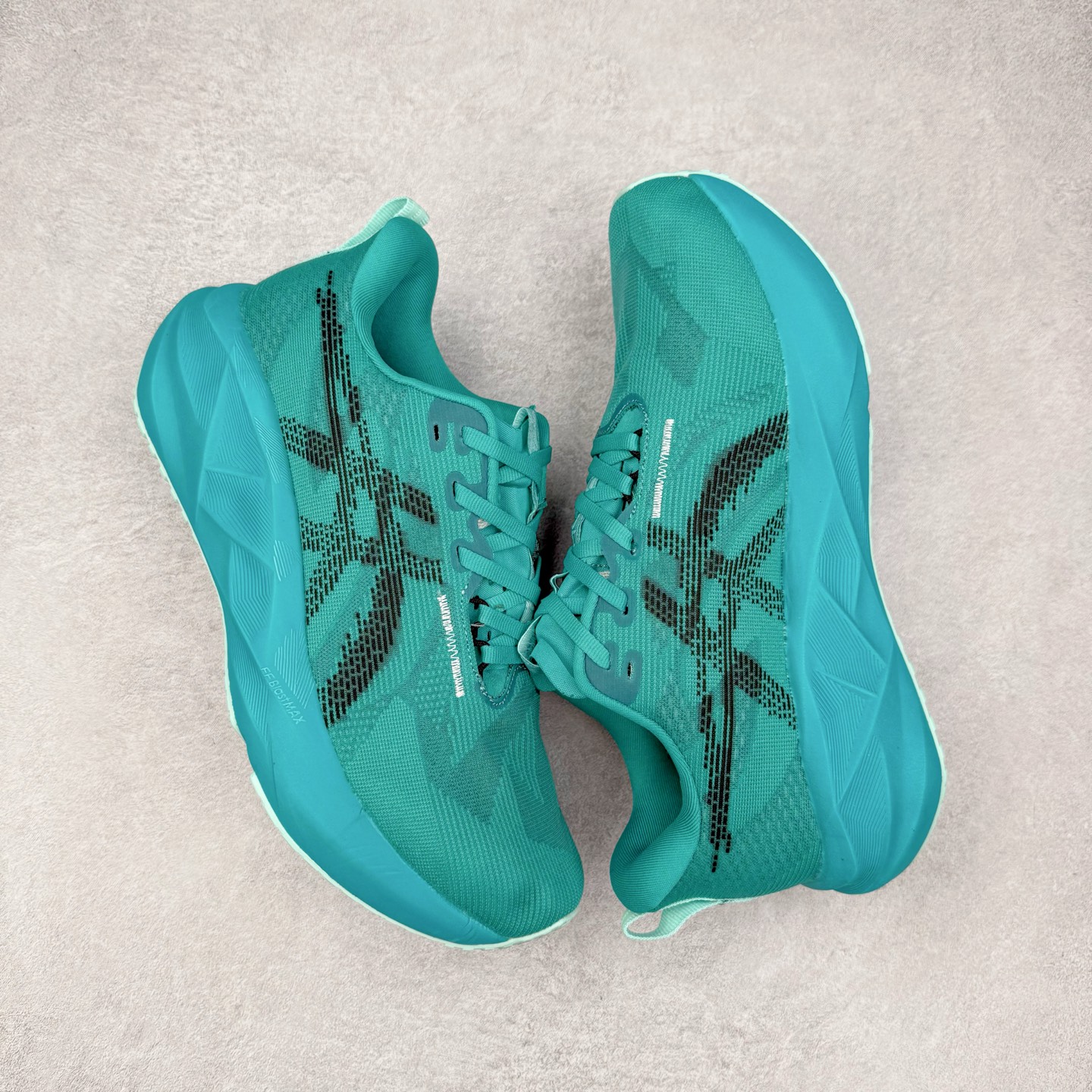 图片[3]-ASICS NOVABLAST 5 亚瑟士舒适缓震跑鞋 鞋面从NOVABLAST 3的工程网眼升级为一片式轻量编织设计 提升了跑鞋的透气性 并配备结构鞋舌 进一步提升透气性的同时减少鞋舌滑动 从而实现更好的包裹感 后跟结构也是亮点之一 不仅提升了稳定性 还能给跑者提供更强支撑 上脚舒适度非常明显 无论如何跑跳晃动 双脚都被包裹的非常服帖舒适 同时前脚掌有足够空间 中足又很贴合 后跟高度和弧度也都非常舒适 从NOVABLAST 5采用全新FF BLAST PLUS ECO轻量高能回弹泡棉材料 这是一种超过20%的生物基可再生资源 在带给跑者更舒适体验同时助力减轻环境负担 值得关注的是NOVABLAST 4将成为该系列首款贴有CO2e标签的鞋款 以进一步严格贯彻ASICS亚瑟士的可持续发展理念 大底采用了低密度设计的AHAR LO 更大程度增强鞋款耐磨性 提升使用寿命 外底液采用了全新设计 其灵感来源于植物的斐波那契螺旋叶片图案 独特的几何纹路使新一代鞋款的外观更具标志性 中底和大底设计都是为了让跑者获得更大的能量反馈 更强的回弹性 在跑步过程中轻弹畅跑 看配置就能感受到NOVABLAST的优势 高回弹、高缓震、且耐用的综合长跑训练鞋 尺码：36 37 38 39 39.5 40 40.5 41.5 42 42.5 43.5 44 45-选品中心