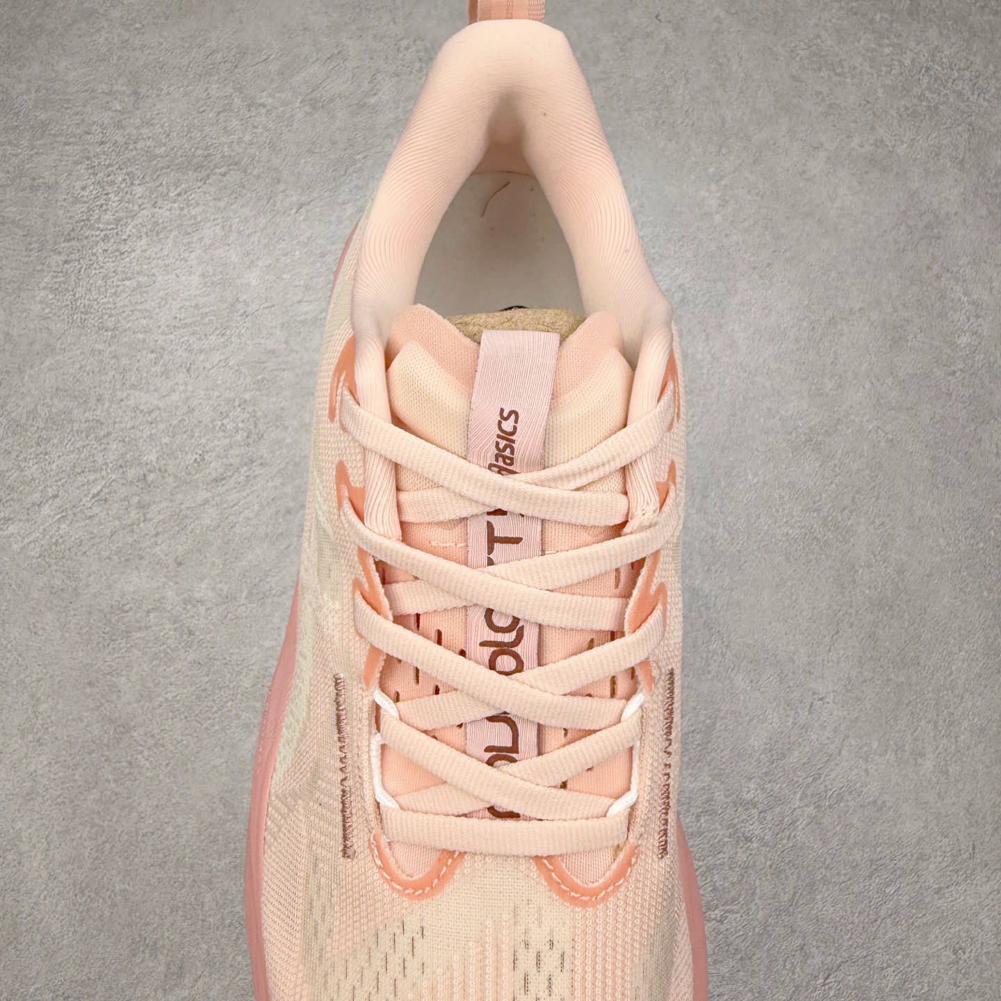 图片[5]-ASICS NOVABLAST 5 亚瑟士舒适缓震跑鞋 鞋面从NOVABLAST 3的工程网眼升级为一片式轻量编织设计 提升了跑鞋的透气性 并配备结构鞋舌 进一步提升透气性的同时减少鞋舌滑动 从而实现更好的包裹感 后跟结构也是亮点之一 不仅提升了稳定性 还能给跑者提供更强支撑 上脚舒适度非常明显 无论如何跑跳晃动 双脚都被包裹的非常服帖舒适 同时前脚掌有足够空间 中足又很贴合 后跟高度和弧度也都非常舒适 从NOVABLAST 5采用全新FF BLAST PLUS ECO轻量高能回弹泡棉材料 这是一种超过20%的生物基可再生资源 在带给跑者更舒适体验同时助力减轻环境负担 值得关注的是NOVABLAST 4将成为该系列首款贴有CO2e标签的鞋款 以进一步严格贯彻ASICS亚瑟士的可持续发展理念 大底采用了低密度设计的AHAR LO 更大程度增强鞋款耐磨性 提升使用寿命 外底液采用了全新设计 其灵感来源于植物的斐波那契螺旋叶片图案 独特的几何纹路使新一代鞋款的外观更具标志性 中底和大底设计都是为了让跑者获得更大的能量反馈 更强的回弹性 在跑步过程中轻弹畅跑 看配置就能感受到NOVABLAST的优势 高回弹、高缓震、且耐用的综合长跑训练鞋 尺码：36 37 38 39 39.5 40 40.5 41.5 42 42.5 43.5 44 45-选品中心