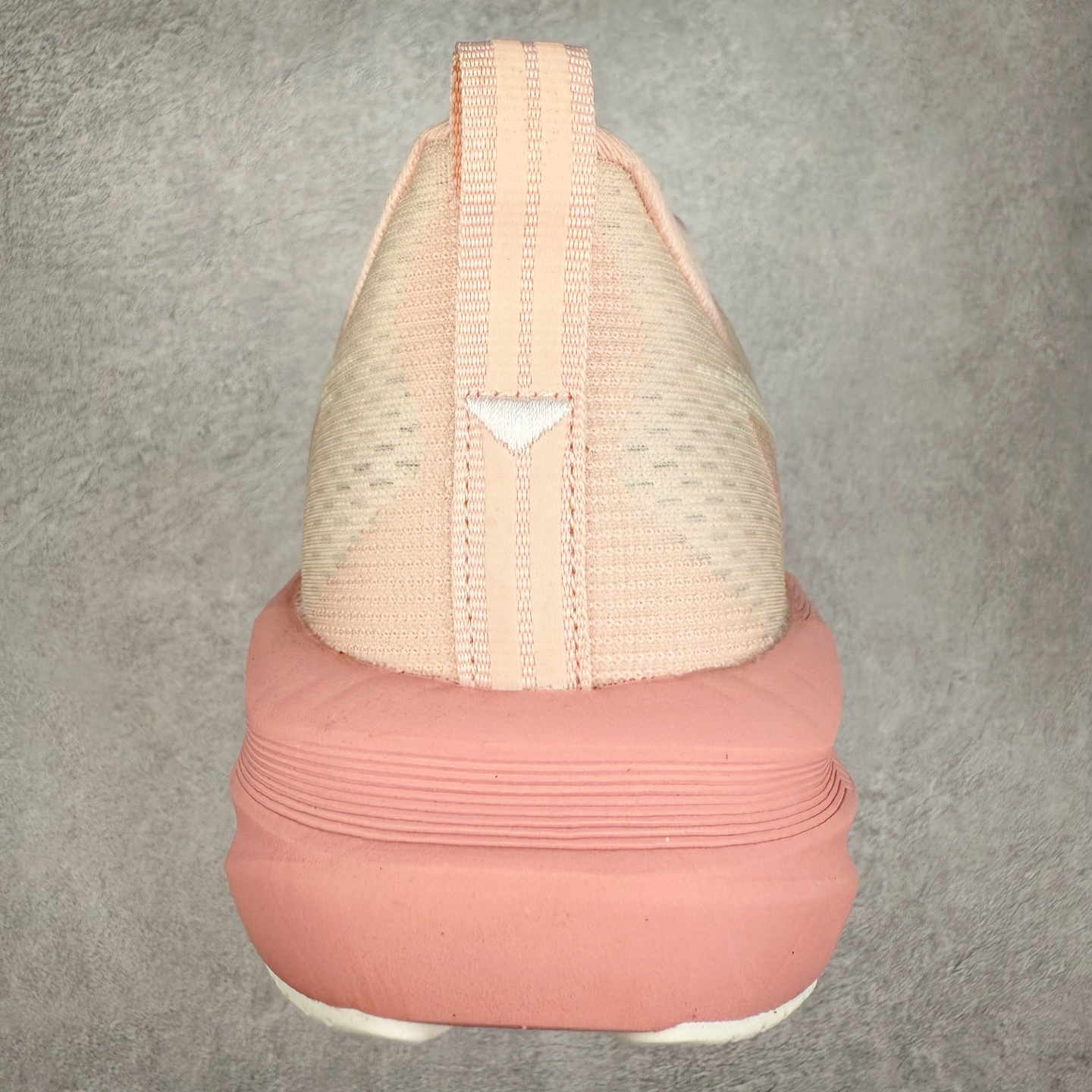 图片[8]-ASICS NOVABLAST 5 亚瑟士舒适缓震跑鞋 鞋面从NOVABLAST 3的工程网眼升级为一片式轻量编织设计 提升了跑鞋的透气性 并配备结构鞋舌 进一步提升透气性的同时减少鞋舌滑动 从而实现更好的包裹感 后跟结构也是亮点之一 不仅提升了稳定性 还能给跑者提供更强支撑 上脚舒适度非常明显 无论如何跑跳晃动 双脚都被包裹的非常服帖舒适 同时前脚掌有足够空间 中足又很贴合 后跟高度和弧度也都非常舒适 从NOVABLAST 5采用全新FF BLAST PLUS ECO轻量高能回弹泡棉材料 这是一种超过20%的生物基可再生资源 在带给跑者更舒适体验同时助力减轻环境负担 值得关注的是NOVABLAST 4将成为该系列首款贴有CO2e标签的鞋款 以进一步严格贯彻ASICS亚瑟士的可持续发展理念 大底采用了低密度设计的AHAR LO 更大程度增强鞋款耐磨性 提升使用寿命 外底液采用了全新设计 其灵感来源于植物的斐波那契螺旋叶片图案 独特的几何纹路使新一代鞋款的外观更具标志性 中底和大底设计都是为了让跑者获得更大的能量反馈 更强的回弹性 在跑步过程中轻弹畅跑 看配置就能感受到NOVABLAST的优势 高回弹、高缓震、且耐用的综合长跑训练鞋 尺码：36 37 38 39 39.5 40 40.5 41.5 42 42.5 43.5 44 45-选品中心