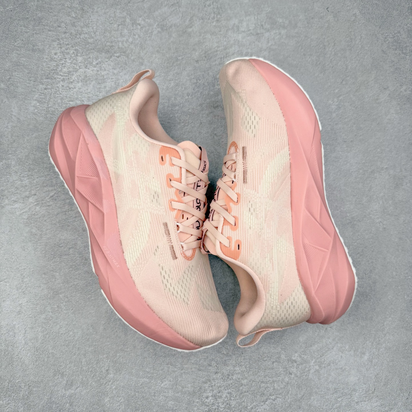 图片[3]-ASICS NOVABLAST 5 亚瑟士舒适缓震跑鞋 鞋面从NOVABLAST 3的工程网眼升级为一片式轻量编织设计 提升了跑鞋的透气性 并配备结构鞋舌 进一步提升透气性的同时减少鞋舌滑动 从而实现更好的包裹感 后跟结构也是亮点之一 不仅提升了稳定性 还能给跑者提供更强支撑 上脚舒适度非常明显 无论如何跑跳晃动 双脚都被包裹的非常服帖舒适 同时前脚掌有足够空间 中足又很贴合 后跟高度和弧度也都非常舒适 从NOVABLAST 5采用全新FF BLAST PLUS ECO轻量高能回弹泡棉材料 这是一种超过20%的生物基可再生资源 在带给跑者更舒适体验同时助力减轻环境负担 值得关注的是NOVABLAST 4将成为该系列首款贴有CO2e标签的鞋款 以进一步严格贯彻ASICS亚瑟士的可持续发展理念 大底采用了低密度设计的AHAR LO 更大程度增强鞋款耐磨性 提升使用寿命 外底液采用了全新设计 其灵感来源于植物的斐波那契螺旋叶片图案 独特的几何纹路使新一代鞋款的外观更具标志性 中底和大底设计都是为了让跑者获得更大的能量反馈 更强的回弹性 在跑步过程中轻弹畅跑 看配置就能感受到NOVABLAST的优势 高回弹、高缓震、且耐用的综合长跑训练鞋 尺码：36 37 38 39 39.5 40 40.5 41.5 42 42.5 43.5 44 45-选品中心