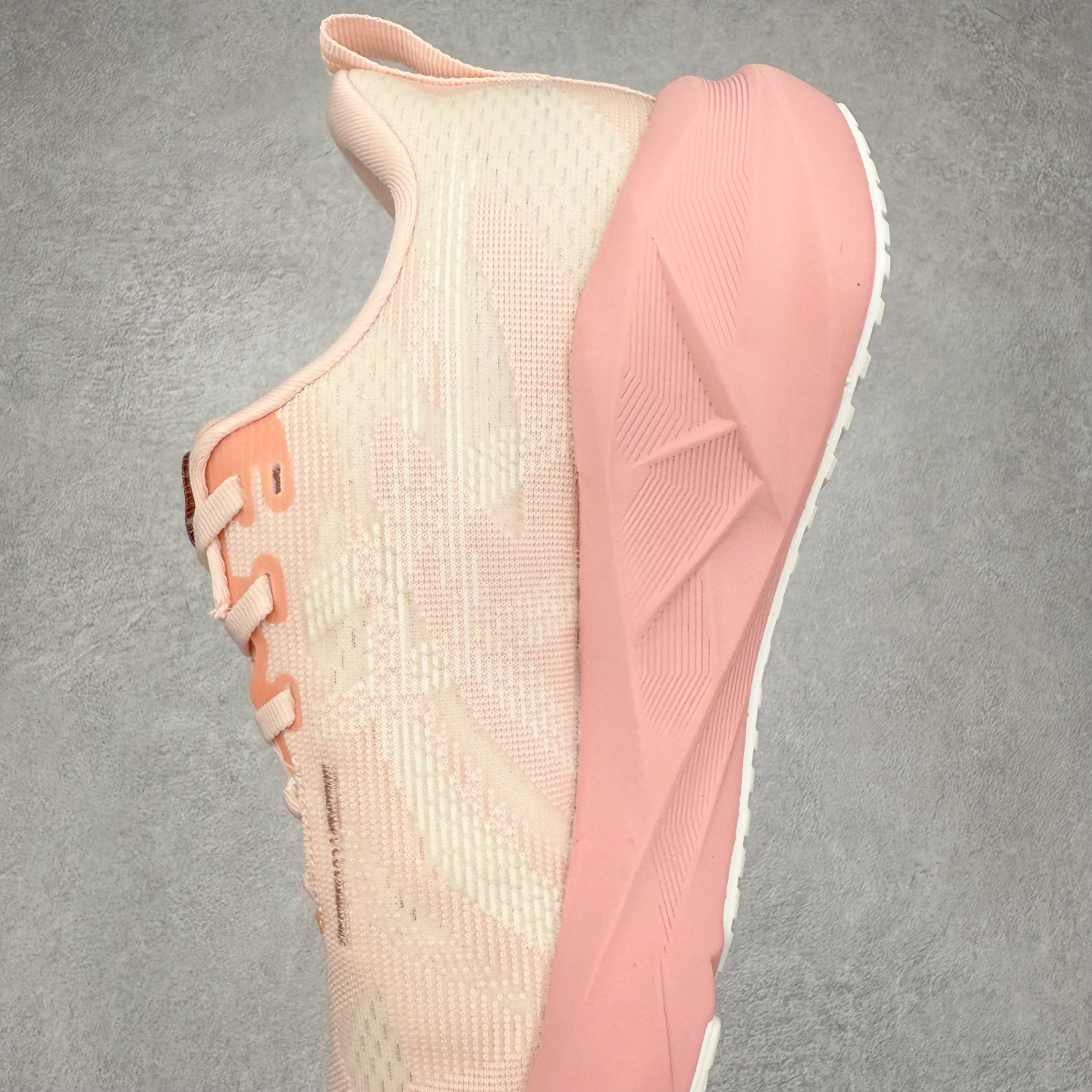 图片[7]-ASICS NOVABLAST 5 亚瑟士舒适缓震跑鞋 鞋面从NOVABLAST 3的工程网眼升级为一片式轻量编织设计 提升了跑鞋的透气性 并配备结构鞋舌 进一步提升透气性的同时减少鞋舌滑动 从而实现更好的包裹感 后跟结构也是亮点之一 不仅提升了稳定性 还能给跑者提供更强支撑 上脚舒适度非常明显 无论如何跑跳晃动 双脚都被包裹的非常服帖舒适 同时前脚掌有足够空间 中足又很贴合 后跟高度和弧度也都非常舒适 从NOVABLAST 5采用全新FF BLAST PLUS ECO轻量高能回弹泡棉材料 这是一种超过20%的生物基可再生资源 在带给跑者更舒适体验同时助力减轻环境负担 值得关注的是NOVABLAST 4将成为该系列首款贴有CO2e标签的鞋款 以进一步严格贯彻ASICS亚瑟士的可持续发展理念 大底采用了低密度设计的AHAR LO 更大程度增强鞋款耐磨性 提升使用寿命 外底液采用了全新设计 其灵感来源于植物的斐波那契螺旋叶片图案 独特的几何纹路使新一代鞋款的外观更具标志性 中底和大底设计都是为了让跑者获得更大的能量反馈 更强的回弹性 在跑步过程中轻弹畅跑 看配置就能感受到NOVABLAST的优势 高回弹、高缓震、且耐用的综合长跑训练鞋 尺码：36 37 38 39 39.5 40 40.5 41.5 42 42.5 43.5 44 45-选品中心