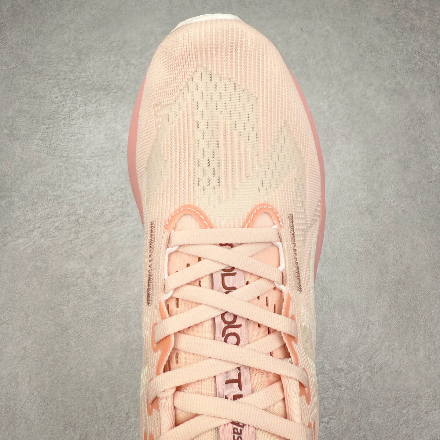 图片[4]-ASICS NOVABLAST 5 亚瑟士舒适缓震跑鞋 鞋面从NOVABLAST 3的工程网眼升级为一片式轻量编织设计 提升了跑鞋的透气性 并配备结构鞋舌 进一步提升透气性的同时减少鞋舌滑动 从而实现更好的包裹感 后跟结构也是亮点之一 不仅提升了稳定性 还能给跑者提供更强支撑 上脚舒适度非常明显 无论如何跑跳晃动 双脚都被包裹的非常服帖舒适 同时前脚掌有足够空间 中足又很贴合 后跟高度和弧度也都非常舒适 从NOVABLAST 5采用全新FF BLAST PLUS ECO轻量高能回弹泡棉材料 这是一种超过20%的生物基可再生资源 在带给跑者更舒适体验同时助力减轻环境负担 值得关注的是NOVABLAST 4将成为该系列首款贴有CO2e标签的鞋款 以进一步严格贯彻ASICS亚瑟士的可持续发展理念 大底采用了低密度设计的AHAR LO 更大程度增强鞋款耐磨性 提升使用寿命 外底液采用了全新设计 其灵感来源于植物的斐波那契螺旋叶片图案 独特的几何纹路使新一代鞋款的外观更具标志性 中底和大底设计都是为了让跑者获得更大的能量反馈 更强的回弹性 在跑步过程中轻弹畅跑 看配置就能感受到NOVABLAST的优势 高回弹、高缓震、且耐用的综合长跑训练鞋 尺码：36 37 38 39 39.5 40 40.5 41.5 42 42.5 43.5 44 45-选品中心