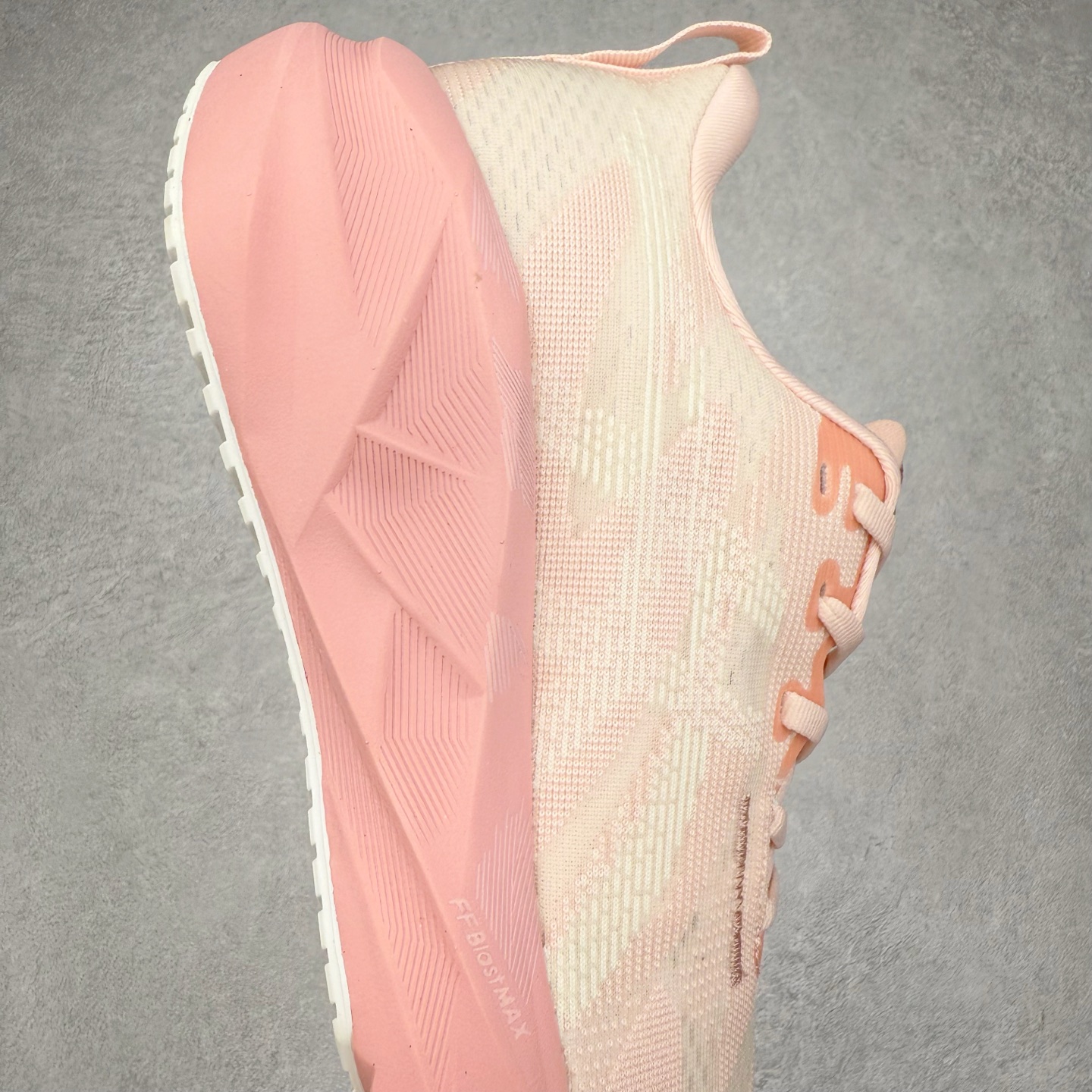 图片[6]-ASICS NOVABLAST 5 亚瑟士舒适缓震跑鞋 鞋面从NOVABLAST 3的工程网眼升级为一片式轻量编织设计 提升了跑鞋的透气性 并配备结构鞋舌 进一步提升透气性的同时减少鞋舌滑动 从而实现更好的包裹感 后跟结构也是亮点之一 不仅提升了稳定性 还能给跑者提供更强支撑 上脚舒适度非常明显 无论如何跑跳晃动 双脚都被包裹的非常服帖舒适 同时前脚掌有足够空间 中足又很贴合 后跟高度和弧度也都非常舒适 从NOVABLAST 5采用全新FF BLAST PLUS ECO轻量高能回弹泡棉材料 这是一种超过20%的生物基可再生资源 在带给跑者更舒适体验同时助力减轻环境负担 值得关注的是NOVABLAST 4将成为该系列首款贴有CO2e标签的鞋款 以进一步严格贯彻ASICS亚瑟士的可持续发展理念 大底采用了低密度设计的AHAR LO 更大程度增强鞋款耐磨性 提升使用寿命 外底液采用了全新设计 其灵感来源于植物的斐波那契螺旋叶片图案 独特的几何纹路使新一代鞋款的外观更具标志性 中底和大底设计都是为了让跑者获得更大的能量反馈 更强的回弹性 在跑步过程中轻弹畅跑 看配置就能感受到NOVABLAST的优势 高回弹、高缓震、且耐用的综合长跑训练鞋 尺码：36 37 38 39 39.5 40 40.5 41.5 42 42.5 43.5 44 45-选品中心