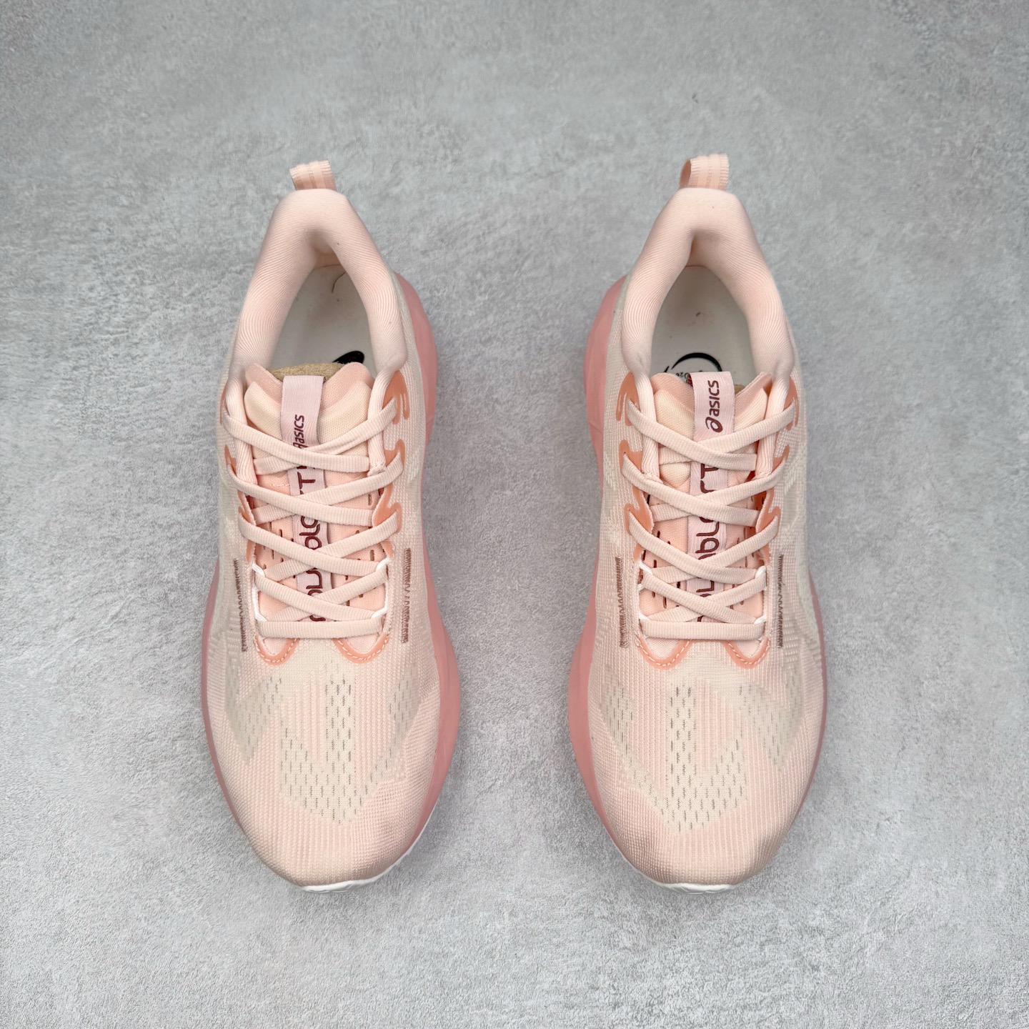 图片[2]-ASICS NOVABLAST 5 亚瑟士舒适缓震跑鞋 鞋面从NOVABLAST 3的工程网眼升级为一片式轻量编织设计 提升了跑鞋的透气性 并配备结构鞋舌 进一步提升透气性的同时减少鞋舌滑动 从而实现更好的包裹感 后跟结构也是亮点之一 不仅提升了稳定性 还能给跑者提供更强支撑 上脚舒适度非常明显 无论如何跑跳晃动 双脚都被包裹的非常服帖舒适 同时前脚掌有足够空间 中足又很贴合 后跟高度和弧度也都非常舒适 从NOVABLAST 5采用全新FF BLAST PLUS ECO轻量高能回弹泡棉材料 这是一种超过20%的生物基可再生资源 在带给跑者更舒适体验同时助力减轻环境负担 值得关注的是NOVABLAST 4将成为该系列首款贴有CO2e标签的鞋款 以进一步严格贯彻ASICS亚瑟士的可持续发展理念 大底采用了低密度设计的AHAR LO 更大程度增强鞋款耐磨性 提升使用寿命 外底液采用了全新设计 其灵感来源于植物的斐波那契螺旋叶片图案 独特的几何纹路使新一代鞋款的外观更具标志性 中底和大底设计都是为了让跑者获得更大的能量反馈 更强的回弹性 在跑步过程中轻弹畅跑 看配置就能感受到NOVABLAST的优势 高回弹、高缓震、且耐用的综合长跑训练鞋 尺码：36 37 38 39 39.5 40 40.5 41.5 42 42.5 43.5 44 45-选品中心