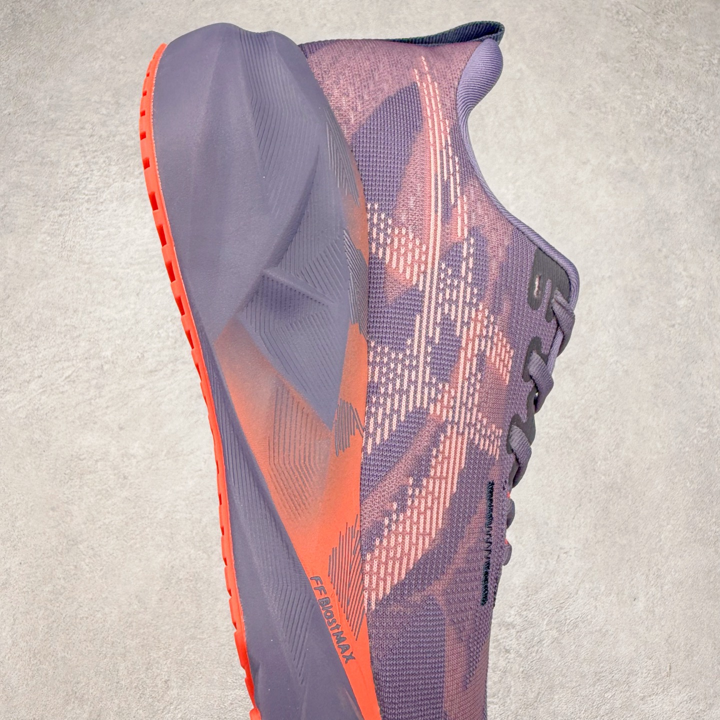 图片[6]-ASICS NOVABLAST 5 亚瑟士舒适缓震跑鞋 鞋面从NOVABLAST 3的工程网眼升级为一片式轻量编织设计 提升了跑鞋的透气性 并配备结构鞋舌 进一步提升透气性的同时减少鞋舌滑动 从而实现更好的包裹感 后跟结构也是亮点之一 不仅提升了稳定性 还能给跑者提供更强支撑 上脚舒适度非常明显 无论如何跑跳晃动 双脚都被包裹的非常服帖舒适 同时前脚掌有足够空间 中足又很贴合 后跟高度和弧度也都非常舒适 从NOVABLAST 5采用全新FF BLAST PLUS ECO轻量高能回弹泡棉材料 这是一种超过20%的生物基可再生资源 在带给跑者更舒适体验同时助力减轻环境负担 值得关注的是NOVABLAST 4将成为该系列首款贴有CO2e标签的鞋款 以进一步严格贯彻ASICS亚瑟士的可持续发展理念 大底采用了低密度设计的AHAR LO 更大程度增强鞋款耐磨性 提升使用寿命 外底液采用了全新设计 其灵感来源于植物的斐波那契螺旋叶片图案 独特的几何纹路使新一代鞋款的外观更具标志性 中底和大底设计都是为了让跑者获得更大的能量反馈 更强的回弹性 在跑步过程中轻弹畅跑 看配置就能感受到NOVABLAST的优势 高回弹、高缓震、且耐用的综合长跑训练鞋 尺码：36 37 38 39 39.5 40 40.5 41.5 42 42.5 43.5 44 45-选品中心