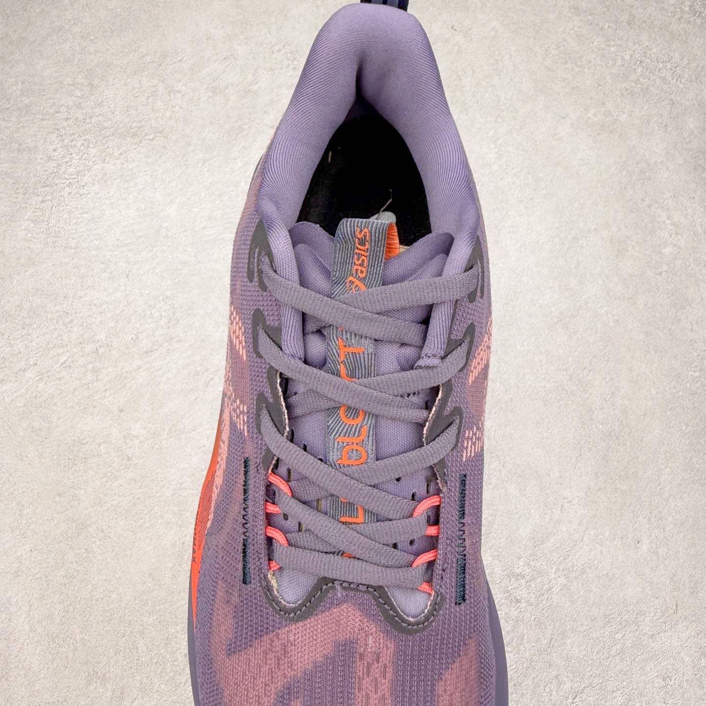 图片[5]-ASICS NOVABLAST 5 亚瑟士舒适缓震跑鞋 鞋面从NOVABLAST 3的工程网眼升级为一片式轻量编织设计 提升了跑鞋的透气性 并配备结构鞋舌 进一步提升透气性的同时减少鞋舌滑动 从而实现更好的包裹感 后跟结构也是亮点之一 不仅提升了稳定性 还能给跑者提供更强支撑 上脚舒适度非常明显 无论如何跑跳晃动 双脚都被包裹的非常服帖舒适 同时前脚掌有足够空间 中足又很贴合 后跟高度和弧度也都非常舒适 从NOVABLAST 5采用全新FF BLAST PLUS ECO轻量高能回弹泡棉材料 这是一种超过20%的生物基可再生资源 在带给跑者更舒适体验同时助力减轻环境负担 值得关注的是NOVABLAST 4将成为该系列首款贴有CO2e标签的鞋款 以进一步严格贯彻ASICS亚瑟士的可持续发展理念 大底采用了低密度设计的AHAR LO 更大程度增强鞋款耐磨性 提升使用寿命 外底液采用了全新设计 其灵感来源于植物的斐波那契螺旋叶片图案 独特的几何纹路使新一代鞋款的外观更具标志性 中底和大底设计都是为了让跑者获得更大的能量反馈 更强的回弹性 在跑步过程中轻弹畅跑 看配置就能感受到NOVABLAST的优势 高回弹、高缓震、且耐用的综合长跑训练鞋 尺码：36 37 38 39 39.5 40 40.5 41.5 42 42.5 43.5 44 45-选品中心