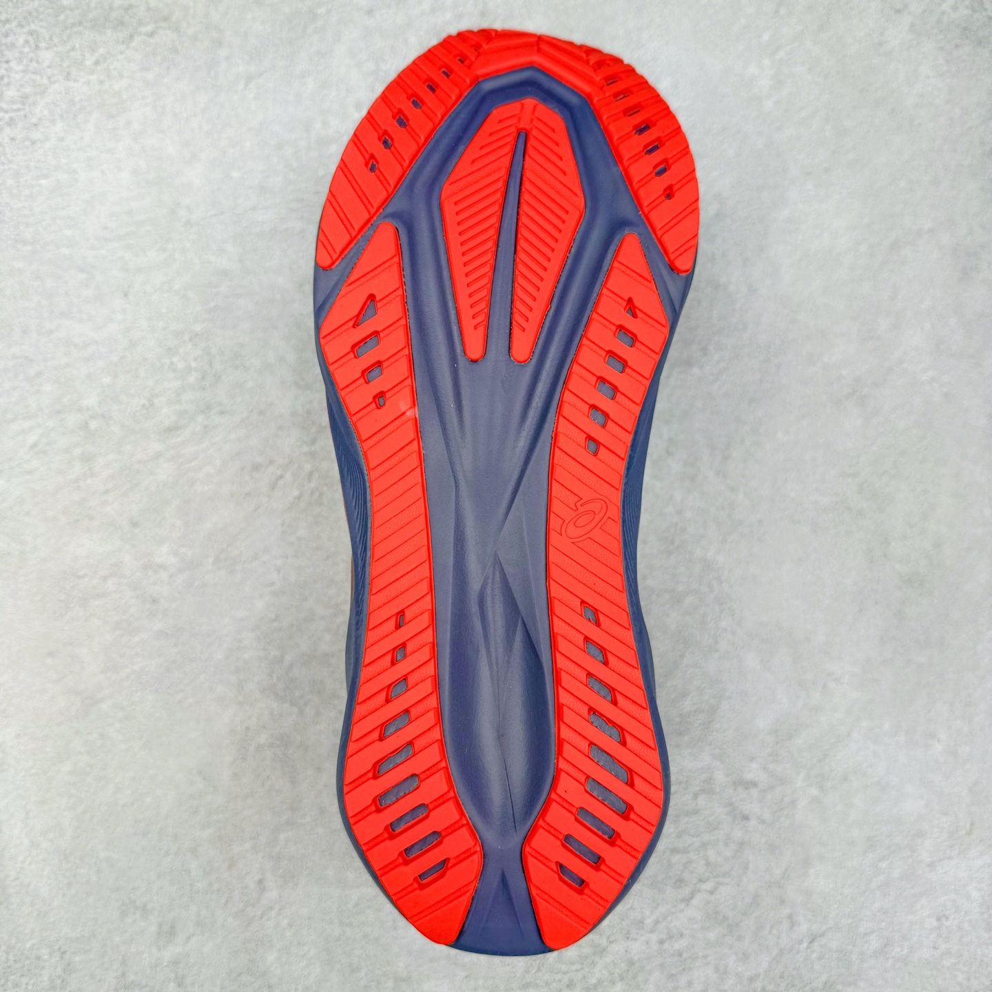 图片[9]-ASICS NOVABLAST 5 亚瑟士舒适缓震跑鞋 鞋面从NOVABLAST 3的工程网眼升级为一片式轻量编织设计 提升了跑鞋的透气性 并配备结构鞋舌 进一步提升透气性的同时减少鞋舌滑动 从而实现更好的包裹感 后跟结构也是亮点之一 不仅提升了稳定性 还能给跑者提供更强支撑 上脚舒适度非常明显 无论如何跑跳晃动 双脚都被包裹的非常服帖舒适 同时前脚掌有足够空间 中足又很贴合 后跟高度和弧度也都非常舒适 从NOVABLAST 5采用全新FF BLAST PLUS ECO轻量高能回弹泡棉材料 这是一种超过20%的生物基可再生资源 在带给跑者更舒适体验同时助力减轻环境负担 值得关注的是NOVABLAST 4将成为该系列首款贴有CO2e标签的鞋款 以进一步严格贯彻ASICS亚瑟士的可持续发展理念 大底采用了低密度设计的AHAR LO 更大程度增强鞋款耐磨性 提升使用寿命 外底液采用了全新设计 其灵感来源于植物的斐波那契螺旋叶片图案 独特的几何纹路使新一代鞋款的外观更具标志性 中底和大底设计都是为了让跑者获得更大的能量反馈 更强的回弹性 在跑步过程中轻弹畅跑 看配置就能感受到NOVABLAST的优势 高回弹、高缓震、且耐用的综合长跑训练鞋 尺码：36 37 38 39 39.5 40 40.5 41.5 42 42.5 43.5 44 45-选品中心