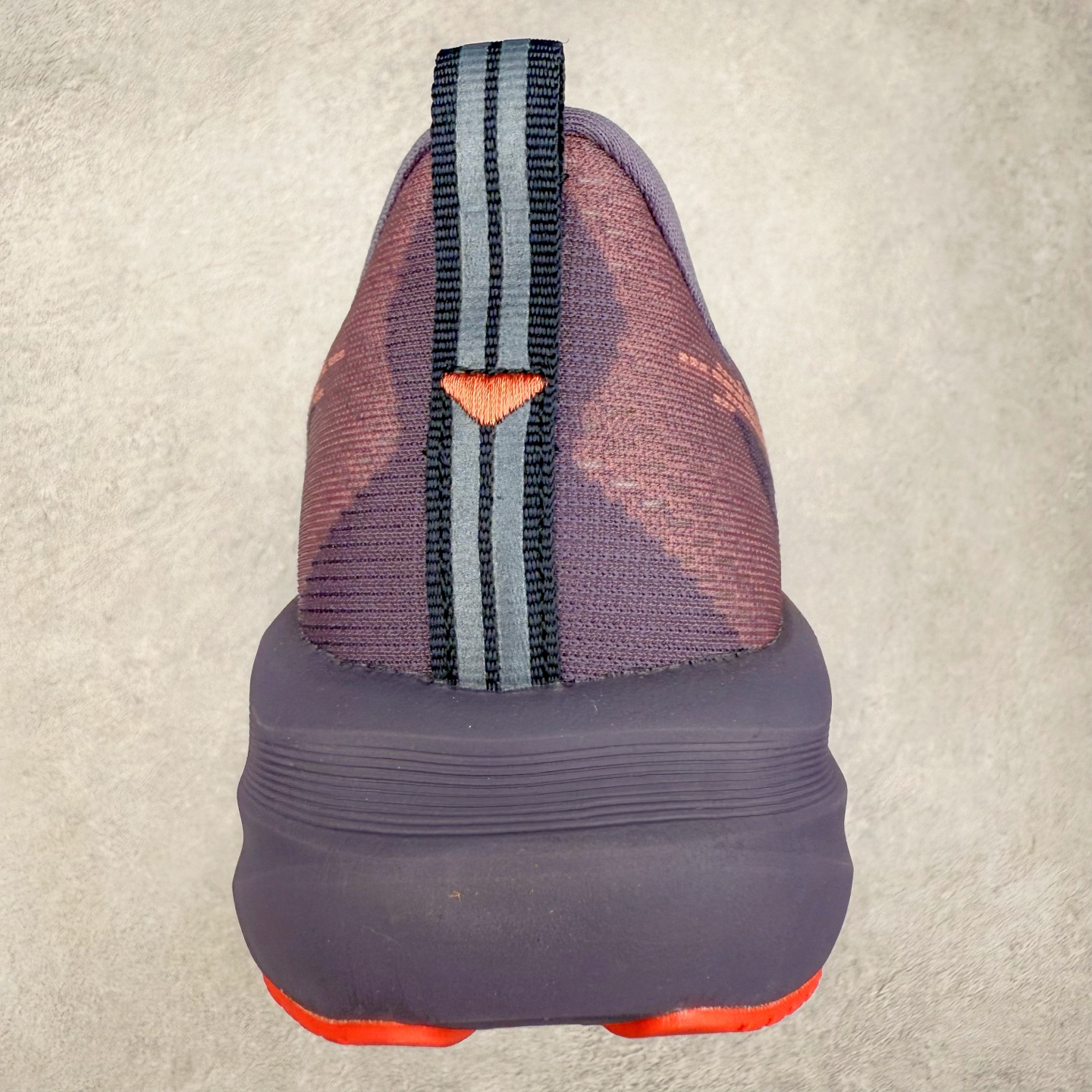 图片[8]-ASICS NOVABLAST 5 亚瑟士舒适缓震跑鞋 鞋面从NOVABLAST 3的工程网眼升级为一片式轻量编织设计 提升了跑鞋的透气性 并配备结构鞋舌 进一步提升透气性的同时减少鞋舌滑动 从而实现更好的包裹感 后跟结构也是亮点之一 不仅提升了稳定性 还能给跑者提供更强支撑 上脚舒适度非常明显 无论如何跑跳晃动 双脚都被包裹的非常服帖舒适 同时前脚掌有足够空间 中足又很贴合 后跟高度和弧度也都非常舒适 从NOVABLAST 5采用全新FF BLAST PLUS ECO轻量高能回弹泡棉材料 这是一种超过20%的生物基可再生资源 在带给跑者更舒适体验同时助力减轻环境负担 值得关注的是NOVABLAST 4将成为该系列首款贴有CO2e标签的鞋款 以进一步严格贯彻ASICS亚瑟士的可持续发展理念 大底采用了低密度设计的AHAR LO 更大程度增强鞋款耐磨性 提升使用寿命 外底液采用了全新设计 其灵感来源于植物的斐波那契螺旋叶片图案 独特的几何纹路使新一代鞋款的外观更具标志性 中底和大底设计都是为了让跑者获得更大的能量反馈 更强的回弹性 在跑步过程中轻弹畅跑 看配置就能感受到NOVABLAST的优势 高回弹、高缓震、且耐用的综合长跑训练鞋 尺码：36 37 38 39 39.5 40 40.5 41.5 42 42.5 43.5 44 45-选品中心