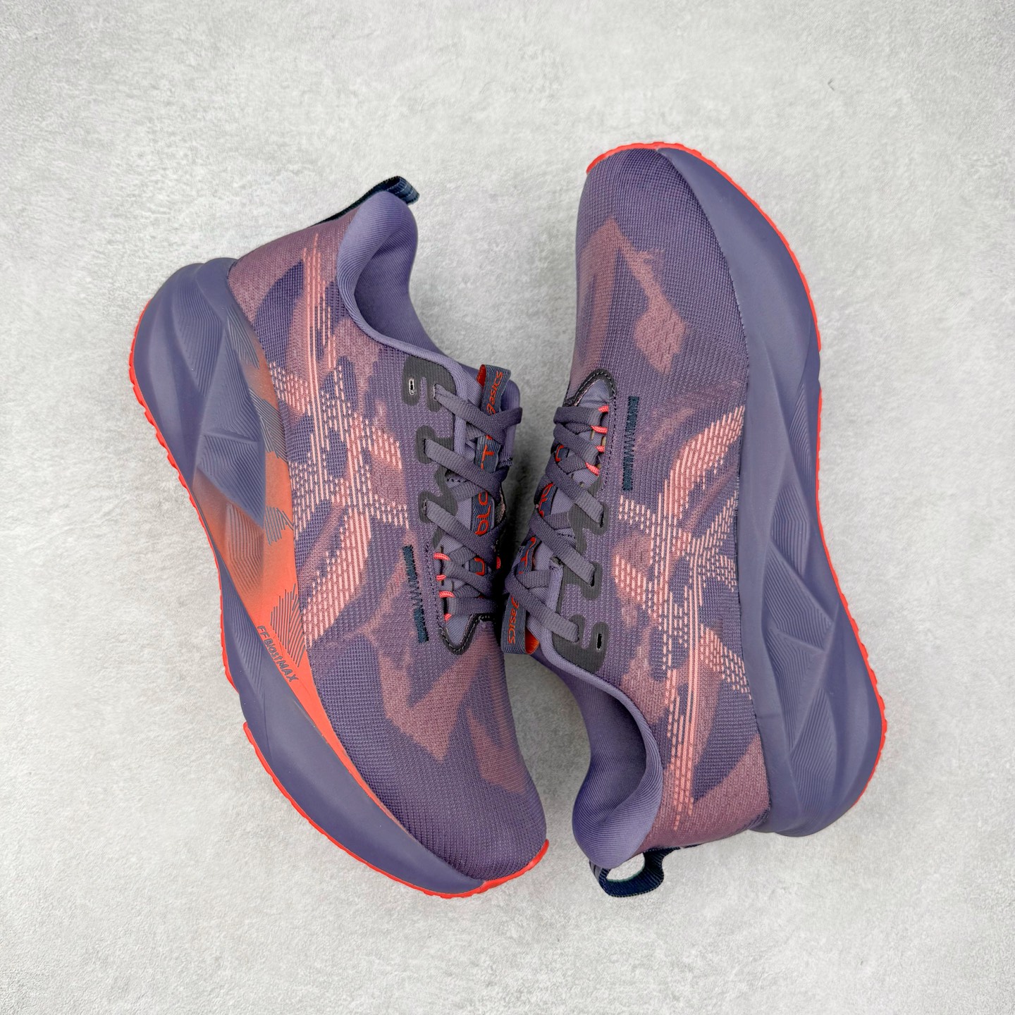 图片[3]-ASICS NOVABLAST 5 亚瑟士舒适缓震跑鞋 鞋面从NOVABLAST 3的工程网眼升级为一片式轻量编织设计 提升了跑鞋的透气性 并配备结构鞋舌 进一步提升透气性的同时减少鞋舌滑动 从而实现更好的包裹感 后跟结构也是亮点之一 不仅提升了稳定性 还能给跑者提供更强支撑 上脚舒适度非常明显 无论如何跑跳晃动 双脚都被包裹的非常服帖舒适 同时前脚掌有足够空间 中足又很贴合 后跟高度和弧度也都非常舒适 从NOVABLAST 5采用全新FF BLAST PLUS ECO轻量高能回弹泡棉材料 这是一种超过20%的生物基可再生资源 在带给跑者更舒适体验同时助力减轻环境负担 值得关注的是NOVABLAST 4将成为该系列首款贴有CO2e标签的鞋款 以进一步严格贯彻ASICS亚瑟士的可持续发展理念 大底采用了低密度设计的AHAR LO 更大程度增强鞋款耐磨性 提升使用寿命 外底液采用了全新设计 其灵感来源于植物的斐波那契螺旋叶片图案 独特的几何纹路使新一代鞋款的外观更具标志性 中底和大底设计都是为了让跑者获得更大的能量反馈 更强的回弹性 在跑步过程中轻弹畅跑 看配置就能感受到NOVABLAST的优势 高回弹、高缓震、且耐用的综合长跑训练鞋 尺码：36 37 38 39 39.5 40 40.5 41.5 42 42.5 43.5 44 45-选品中心