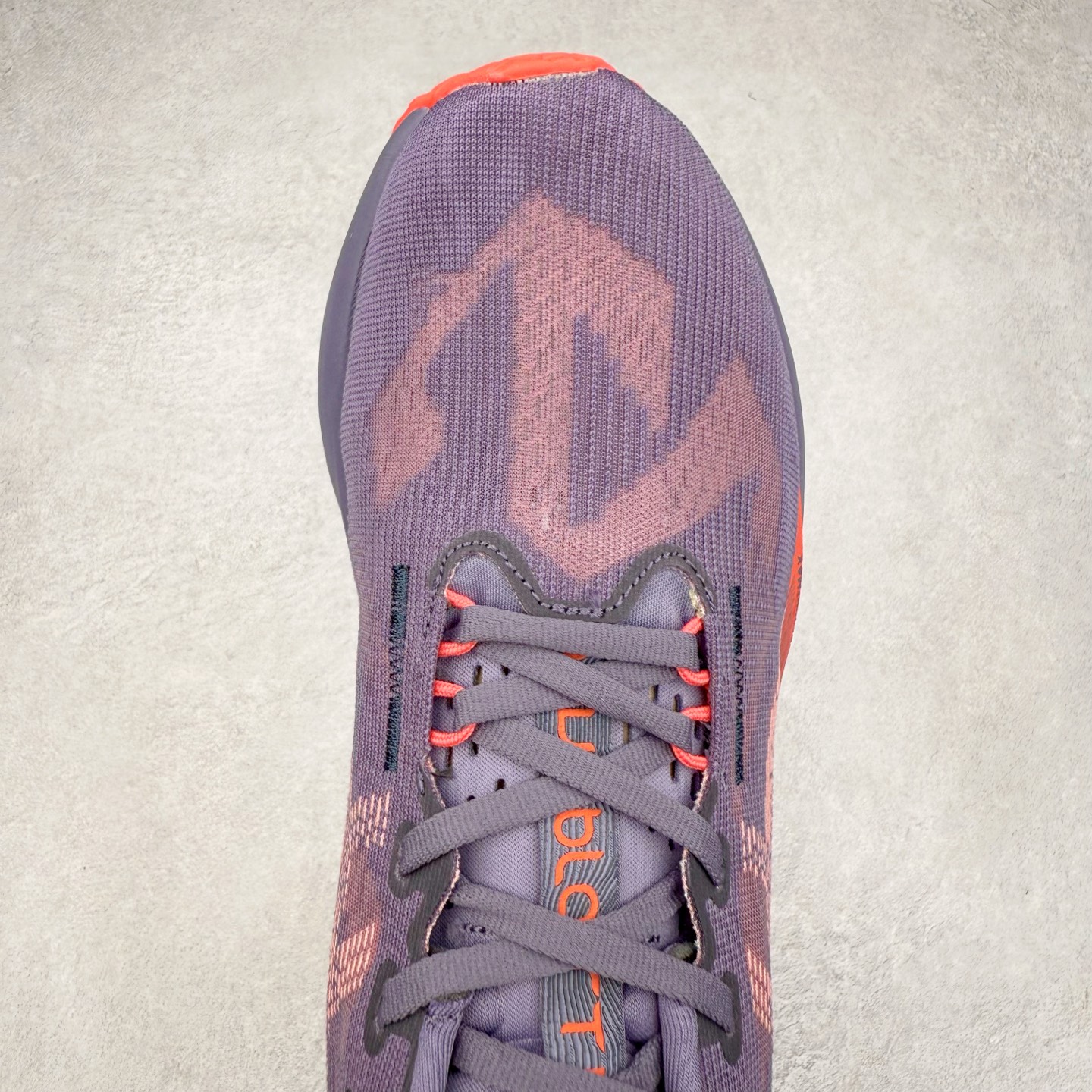 图片[4]-ASICS NOVABLAST 5 亚瑟士舒适缓震跑鞋 鞋面从NOVABLAST 3的工程网眼升级为一片式轻量编织设计 提升了跑鞋的透气性 并配备结构鞋舌 进一步提升透气性的同时减少鞋舌滑动 从而实现更好的包裹感 后跟结构也是亮点之一 不仅提升了稳定性 还能给跑者提供更强支撑 上脚舒适度非常明显 无论如何跑跳晃动 双脚都被包裹的非常服帖舒适 同时前脚掌有足够空间 中足又很贴合 后跟高度和弧度也都非常舒适 从NOVABLAST 5采用全新FF BLAST PLUS ECO轻量高能回弹泡棉材料 这是一种超过20%的生物基可再生资源 在带给跑者更舒适体验同时助力减轻环境负担 值得关注的是NOVABLAST 4将成为该系列首款贴有CO2e标签的鞋款 以进一步严格贯彻ASICS亚瑟士的可持续发展理念 大底采用了低密度设计的AHAR LO 更大程度增强鞋款耐磨性 提升使用寿命 外底液采用了全新设计 其灵感来源于植物的斐波那契螺旋叶片图案 独特的几何纹路使新一代鞋款的外观更具标志性 中底和大底设计都是为了让跑者获得更大的能量反馈 更强的回弹性 在跑步过程中轻弹畅跑 看配置就能感受到NOVABLAST的优势 高回弹、高缓震、且耐用的综合长跑训练鞋 尺码：36 37 38 39 39.5 40 40.5 41.5 42 42.5 43.5 44 45-选品中心