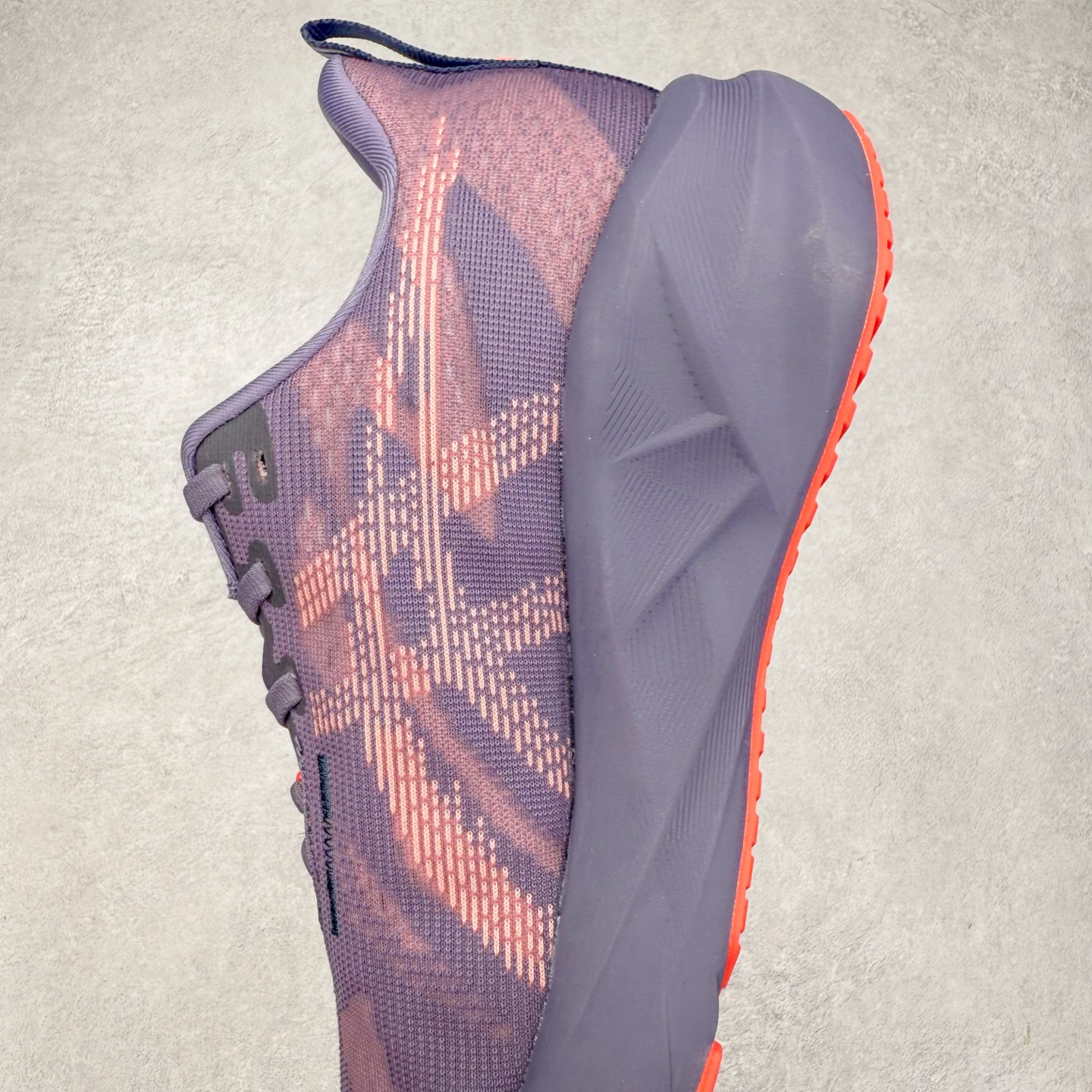 图片[7]-ASICS NOVABLAST 5 亚瑟士舒适缓震跑鞋 鞋面从NOVABLAST 3的工程网眼升级为一片式轻量编织设计 提升了跑鞋的透气性 并配备结构鞋舌 进一步提升透气性的同时减少鞋舌滑动 从而实现更好的包裹感 后跟结构也是亮点之一 不仅提升了稳定性 还能给跑者提供更强支撑 上脚舒适度非常明显 无论如何跑跳晃动 双脚都被包裹的非常服帖舒适 同时前脚掌有足够空间 中足又很贴合 后跟高度和弧度也都非常舒适 从NOVABLAST 5采用全新FF BLAST PLUS ECO轻量高能回弹泡棉材料 这是一种超过20%的生物基可再生资源 在带给跑者更舒适体验同时助力减轻环境负担 值得关注的是NOVABLAST 4将成为该系列首款贴有CO2e标签的鞋款 以进一步严格贯彻ASICS亚瑟士的可持续发展理念 大底采用了低密度设计的AHAR LO 更大程度增强鞋款耐磨性 提升使用寿命 外底液采用了全新设计 其灵感来源于植物的斐波那契螺旋叶片图案 独特的几何纹路使新一代鞋款的外观更具标志性 中底和大底设计都是为了让跑者获得更大的能量反馈 更强的回弹性 在跑步过程中轻弹畅跑 看配置就能感受到NOVABLAST的优势 高回弹、高缓震、且耐用的综合长跑训练鞋 尺码：36 37 38 39 39.5 40 40.5 41.5 42 42.5 43.5 44 45-选品中心