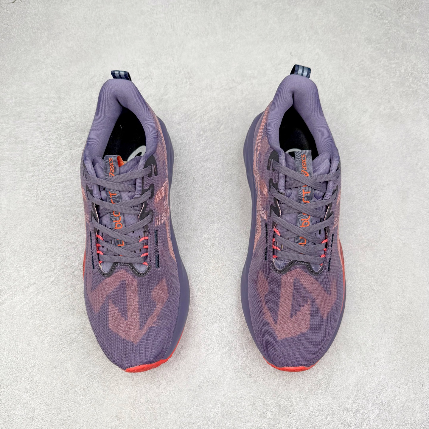 图片[2]-ASICS NOVABLAST 5 亚瑟士舒适缓震跑鞋 鞋面从NOVABLAST 3的工程网眼升级为一片式轻量编织设计 提升了跑鞋的透气性 并配备结构鞋舌 进一步提升透气性的同时减少鞋舌滑动 从而实现更好的包裹感 后跟结构也是亮点之一 不仅提升了稳定性 还能给跑者提供更强支撑 上脚舒适度非常明显 无论如何跑跳晃动 双脚都被包裹的非常服帖舒适 同时前脚掌有足够空间 中足又很贴合 后跟高度和弧度也都非常舒适 从NOVABLAST 5采用全新FF BLAST PLUS ECO轻量高能回弹泡棉材料 这是一种超过20%的生物基可再生资源 在带给跑者更舒适体验同时助力减轻环境负担 值得关注的是NOVABLAST 4将成为该系列首款贴有CO2e标签的鞋款 以进一步严格贯彻ASICS亚瑟士的可持续发展理念 大底采用了低密度设计的AHAR LO 更大程度增强鞋款耐磨性 提升使用寿命 外底液采用了全新设计 其灵感来源于植物的斐波那契螺旋叶片图案 独特的几何纹路使新一代鞋款的外观更具标志性 中底和大底设计都是为了让跑者获得更大的能量反馈 更强的回弹性 在跑步过程中轻弹畅跑 看配置就能感受到NOVABLAST的优势 高回弹、高缓震、且耐用的综合长跑训练鞋 尺码：36 37 38 39 39.5 40 40.5 41.5 42 42.5 43.5 44 45-选品中心