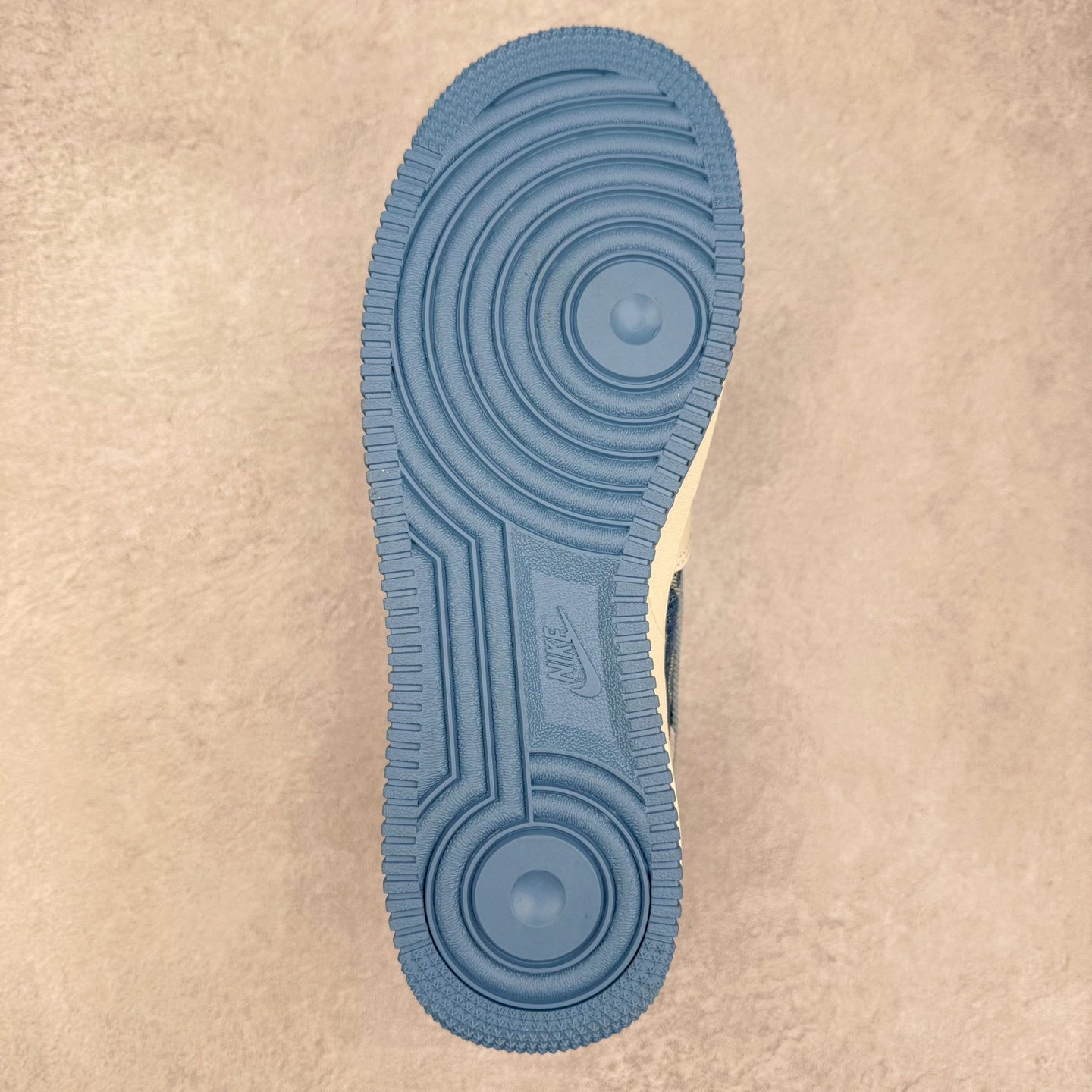 图片[9]-NK Air Force 1´07 Low 空军一号低帮百搭休闲运动板鞋 DF0188-068 柔软、弹性十足的缓震性能和出色的中底设计 横跨复古与现代的外型结合 造就出风靡全球 三十多年的Force 1 直到今天还深受青睐 实拍调校N版已经零色差零失真 百分百还原实物色彩所见即所得 不存在货不对板色差等低级问题 选购参考实物拍摄 不混卖不参货 只用心做好货严格选品 承诺混一赔十 尺码：36 36.5 37.5 38 38.5 39 40 40.5 41 42 42.5 43 44 44.5 45-选品中心