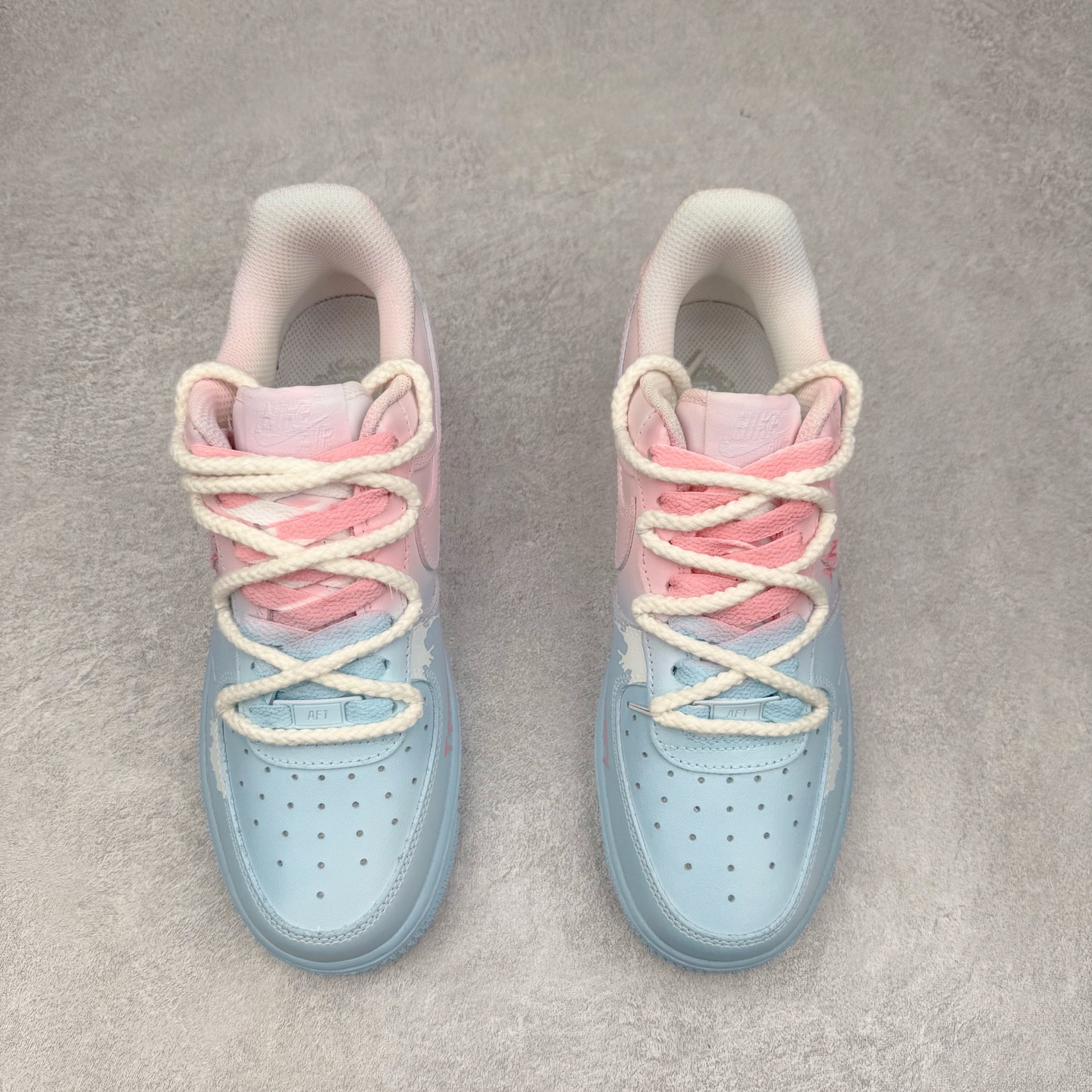 图片[2]-NK Air Force 1´07 Low 空军一号低帮百搭休闲运动板鞋 QX2032-707 柔软、弹性十足的缓震性能和出色的中底设计 横跨复古与现代的外型结合 造就出风靡全球 三十多年的Force 1 直到今天还深受青睐 实拍调校N版已经零色差零失真 百分百还原实物色彩所见即所得 不存在货不对板色差等低级问题 选购参考实物拍摄 不混卖不参货 只用心做好货严格选品 承诺混一赔十 尺码：36 36.5 37.5 38 38.5 39 40 40.5 41 42 42.5 43 44 44.5 45-选品中心