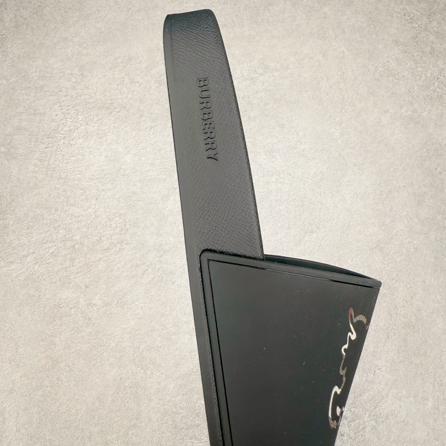 图片[6]-＃零售版 Burberry Vintage 巴宝莉拖鞋夏季新款经典格纹拖鞋复古格纹拖鞋 夏日的第一双拖鞋大家都买了吗？如果没买的话不妨看看这一款BBR拖鞋 整体的设计依然是沿用bbr经典格纹 从颜值上来说我觉得还是挺高 另外脚背的材质也是很软的，拖鞋底页不是特别硬胶的材质 舒适度很好 无论是出街压马路或者是出去拿个外卖都是特别轻盈方便 yb拖鞋背带面材质选用进口特定tpu材质 表面会呈现一粒一粒的间隙穿插粒面 大货实际还原真实写照 另外就是这个格纹是电子建模5D印花打印成型 市面普遍做的格纹偏大偏小不说 色差十分严重 制作工艺严格遵循yb开发 鞋底方面为单独建模开发 鞋底设有入料流道和针孔流道 在整体成型上会比寻常拖鞋复杂很多 鞋身侧面字母是外凸设计 区分市面 同时鞋底字体可以直观对比 整体钢印还原效果依然是完美还原 这个鞋底是有做细沟花纹 而且是一体成型铸造工艺 大货包括鞋底字母钢印等均也是做到同等极致 还原度高达98%以上 尺码：36 37 38 39 40 41 42 43 44 45 46-选品中心