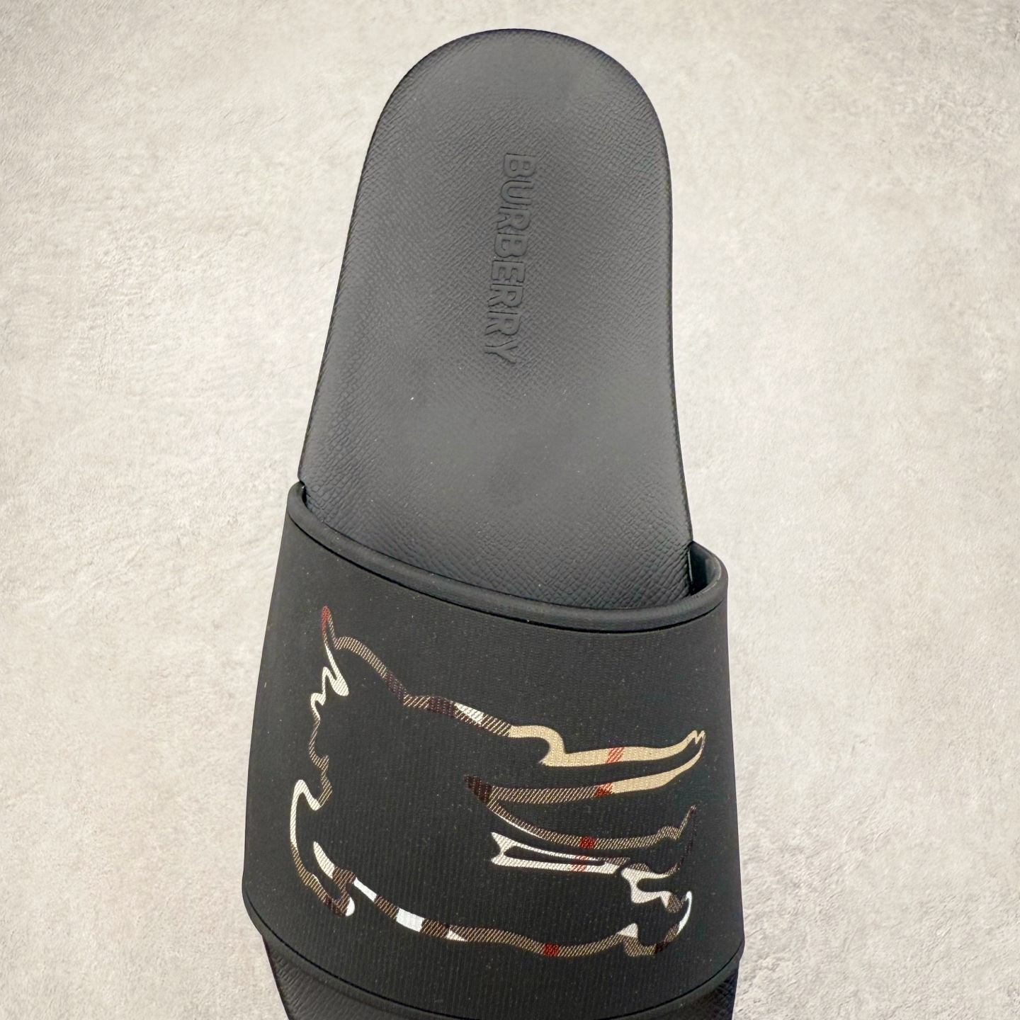 图片[5]-＃零售版 Burberry Vintage 巴宝莉拖鞋夏季新款经典格纹拖鞋复古格纹拖鞋 夏日的第一双拖鞋大家都买了吗？如果没买的话不妨看看这一款BBR拖鞋 整体的设计依然是沿用bbr经典格纹 从颜值上来说我觉得还是挺高 另外脚背的材质也是很软的，拖鞋底页不是特别硬胶的材质 舒适度很好 无论是出街压马路或者是出去拿个外卖都是特别轻盈方便 yb拖鞋背带面材质选用进口特定tpu材质 表面会呈现一粒一粒的间隙穿插粒面 大货实际还原真实写照 另外就是这个格纹是电子建模5D印花打印成型 市面普遍做的格纹偏大偏小不说 色差十分严重 制作工艺严格遵循yb开发 鞋底方面为单独建模开发 鞋底设有入料流道和针孔流道 在整体成型上会比寻常拖鞋复杂很多 鞋身侧面字母是外凸设计 区分市面 同时鞋底字体可以直观对比 整体钢印还原效果依然是完美还原 这个鞋底是有做细沟花纹 而且是一体成型铸造工艺 大货包括鞋底字母钢印等均也是做到同等极致 还原度高达98%以上 尺码：36 37 38 39 40 41 42 43 44 45 46-选品中心