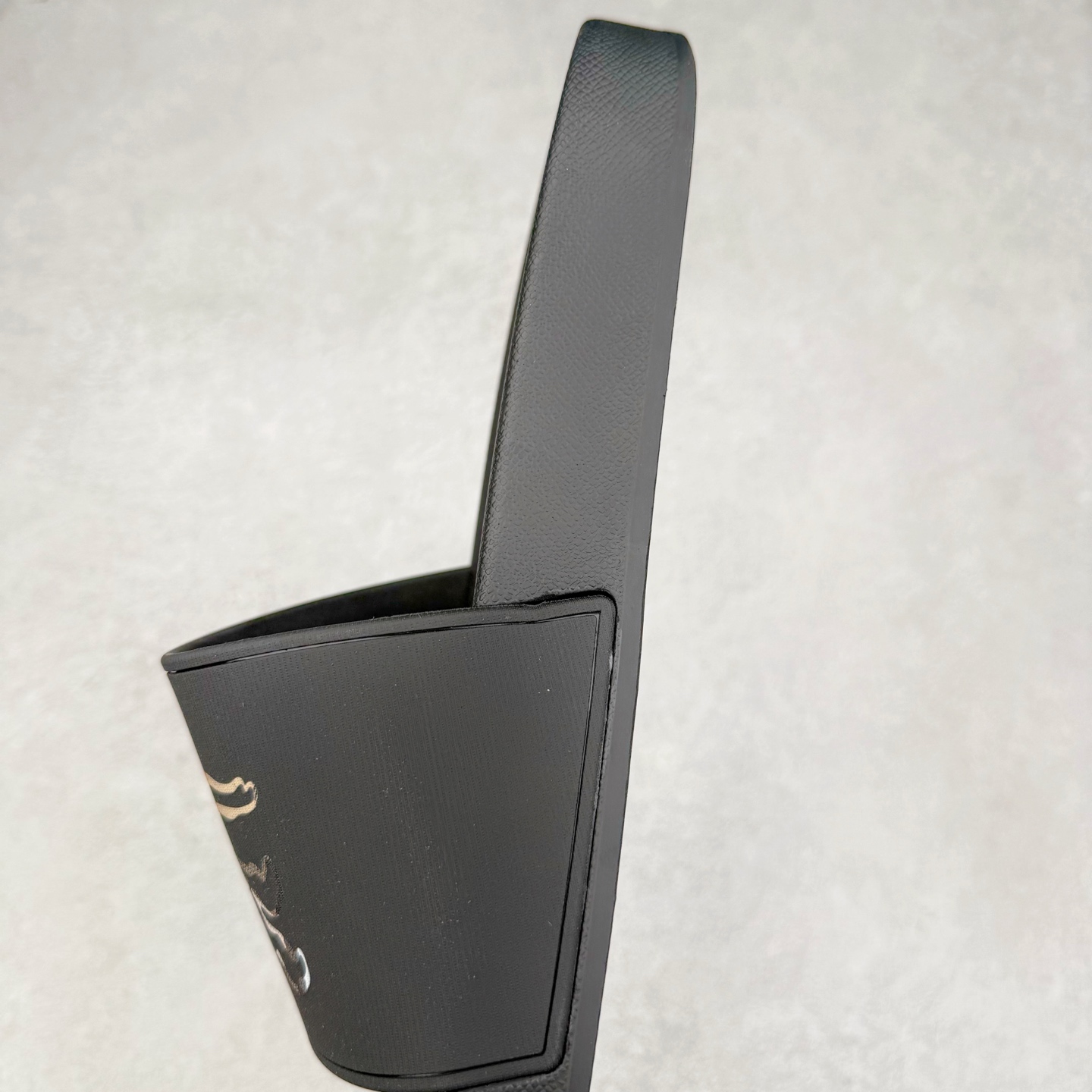 图片[7]-＃零售版 Burberry Vintage 巴宝莉拖鞋夏季新款经典格纹拖鞋复古格纹拖鞋 夏日的第一双拖鞋大家都买了吗？如果没买的话不妨看看这一款BBR拖鞋 整体的设计依然是沿用bbr经典格纹 从颜值上来说我觉得还是挺高 另外脚背的材质也是很软的，拖鞋底页不是特别硬胶的材质 舒适度很好 无论是出街压马路或者是出去拿个外卖都是特别轻盈方便 yb拖鞋背带面材质选用进口特定tpu材质 表面会呈现一粒一粒的间隙穿插粒面 大货实际还原真实写照 另外就是这个格纹是电子建模5D印花打印成型 市面普遍做的格纹偏大偏小不说 色差十分严重 制作工艺严格遵循yb开发 鞋底方面为单独建模开发 鞋底设有入料流道和针孔流道 在整体成型上会比寻常拖鞋复杂很多 鞋身侧面字母是外凸设计 区分市面 同时鞋底字体可以直观对比 整体钢印还原效果依然是完美还原 这个鞋底是有做细沟花纹 而且是一体成型铸造工艺 大货包括鞋底字母钢印等均也是做到同等极致 还原度高达98%以上 尺码：36 37 38 39 40 41 42 43 44 45 46-选品中心