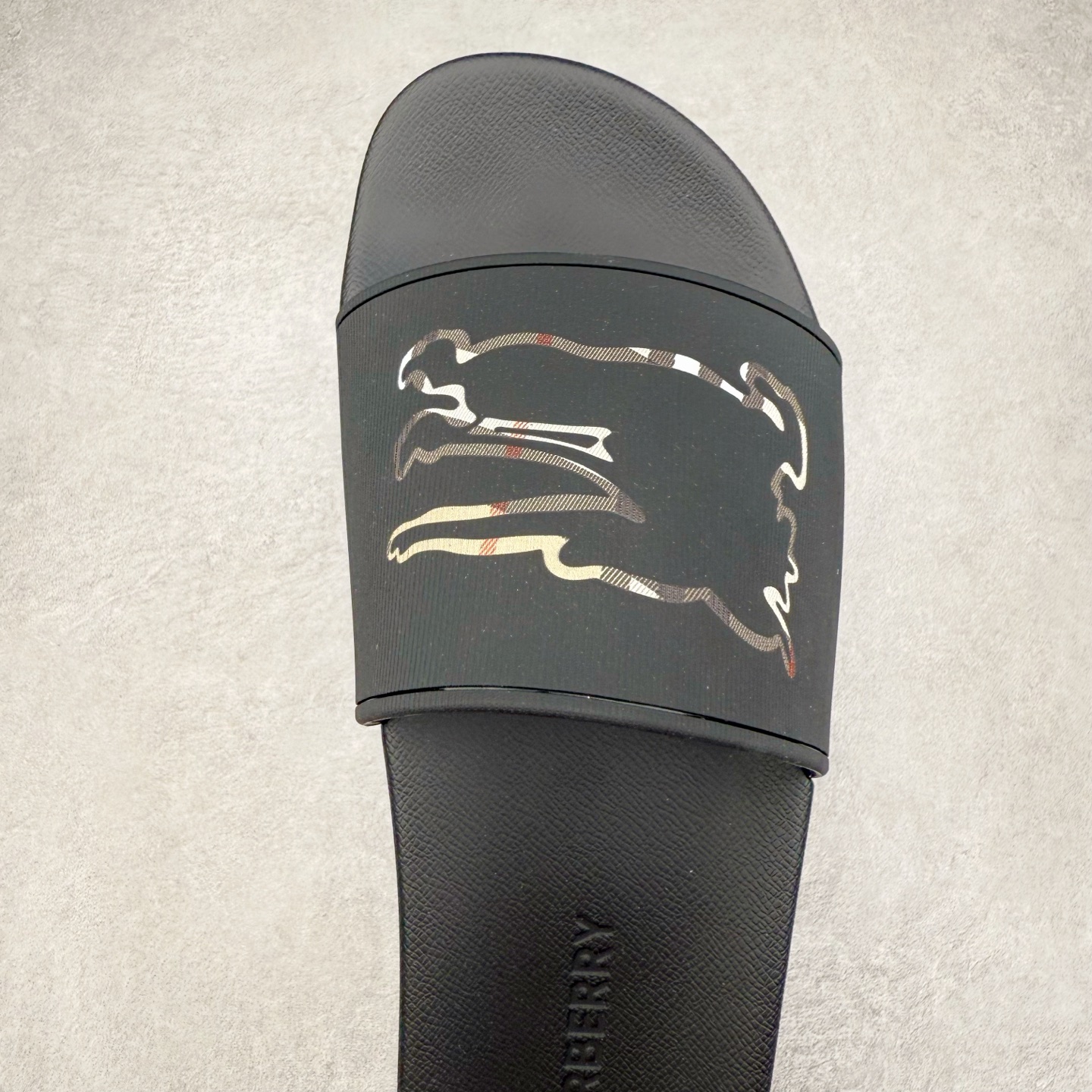 图片[4]-＃零售版 Burberry Vintage 巴宝莉拖鞋夏季新款经典格纹拖鞋复古格纹拖鞋 夏日的第一双拖鞋大家都买了吗？如果没买的话不妨看看这一款BBR拖鞋 整体的设计依然是沿用bbr经典格纹 从颜值上来说我觉得还是挺高 另外脚背的材质也是很软的，拖鞋底页不是特别硬胶的材质 舒适度很好 无论是出街压马路或者是出去拿个外卖都是特别轻盈方便 yb拖鞋背带面材质选用进口特定tpu材质 表面会呈现一粒一粒的间隙穿插粒面 大货实际还原真实写照 另外就是这个格纹是电子建模5D印花打印成型 市面普遍做的格纹偏大偏小不说 色差十分严重 制作工艺严格遵循yb开发 鞋底方面为单独建模开发 鞋底设有入料流道和针孔流道 在整体成型上会比寻常拖鞋复杂很多 鞋身侧面字母是外凸设计 区分市面 同时鞋底字体可以直观对比 整体钢印还原效果依然是完美还原 这个鞋底是有做细沟花纹 而且是一体成型铸造工艺 大货包括鞋底字母钢印等均也是做到同等极致 还原度高达98%以上 尺码：36 37 38 39 40 41 42 43 44 45 46-选品中心