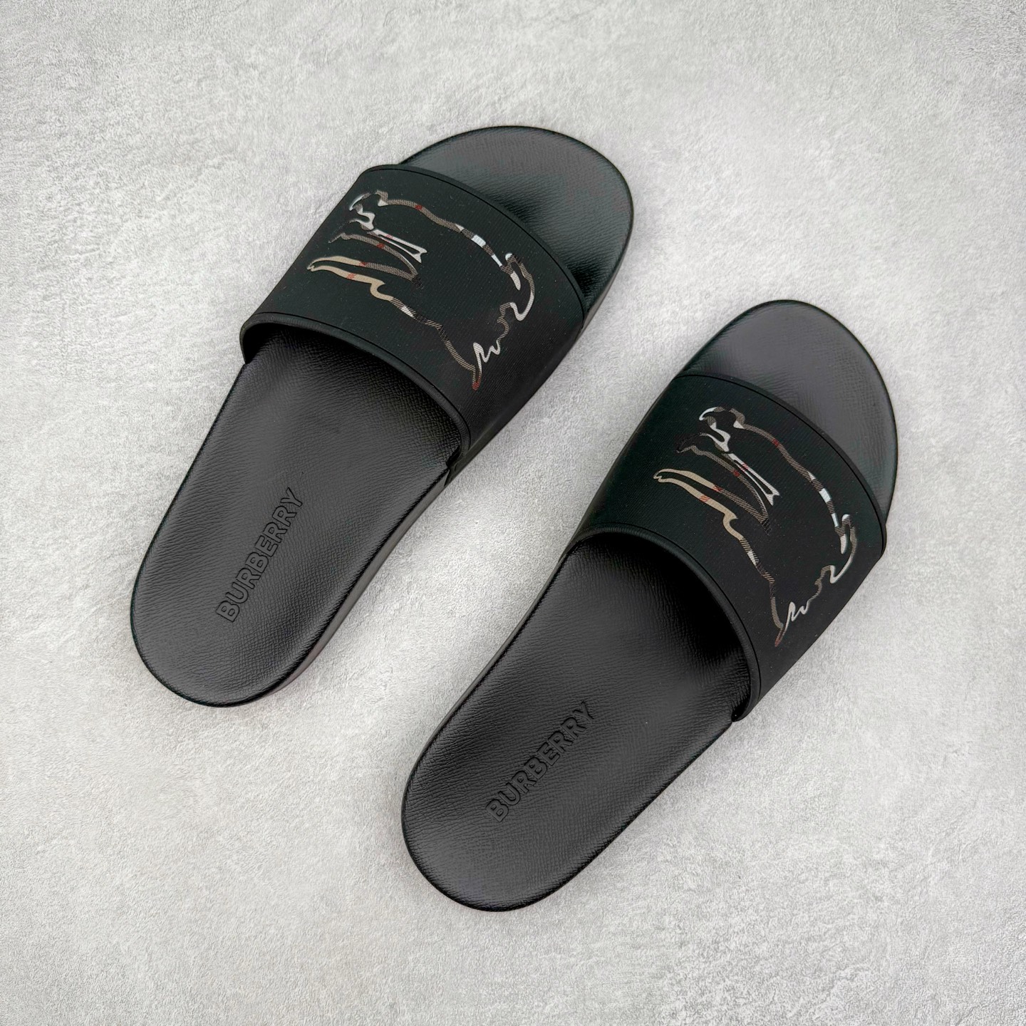 图片[3]-＃零售版 Burberry Vintage 巴宝莉拖鞋夏季新款经典格纹拖鞋复古格纹拖鞋 夏日的第一双拖鞋大家都买了吗？如果没买的话不妨看看这一款BBR拖鞋 整体的设计依然是沿用bbr经典格纹 从颜值上来说我觉得还是挺高 另外脚背的材质也是很软的，拖鞋底页不是特别硬胶的材质 舒适度很好 无论是出街压马路或者是出去拿个外卖都是特别轻盈方便 yb拖鞋背带面材质选用进口特定tpu材质 表面会呈现一粒一粒的间隙穿插粒面 大货实际还原真实写照 另外就是这个格纹是电子建模5D印花打印成型 市面普遍做的格纹偏大偏小不说 色差十分严重 制作工艺严格遵循yb开发 鞋底方面为单独建模开发 鞋底设有入料流道和针孔流道 在整体成型上会比寻常拖鞋复杂很多 鞋身侧面字母是外凸设计 区分市面 同时鞋底字体可以直观对比 整体钢印还原效果依然是完美还原 这个鞋底是有做细沟花纹 而且是一体成型铸造工艺 大货包括鞋底字母钢印等均也是做到同等极致 还原度高达98%以上 尺码：36 37 38 39 40 41 42 43 44 45 46-选品中心