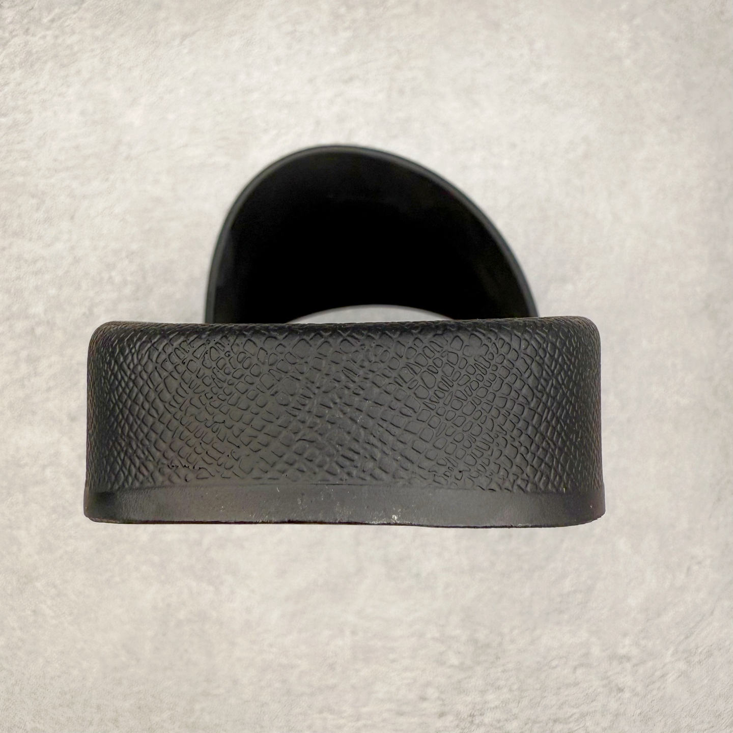 图片[8]-＃零售版 Burberry Vintage 巴宝莉拖鞋夏季新款经典格纹拖鞋复古格纹拖鞋 夏日的第一双拖鞋大家都买了吗？如果没买的话不妨看看这一款BBR拖鞋 整体的设计依然是沿用bbr经典格纹 从颜值上来说我觉得还是挺高 另外脚背的材质也是很软的，拖鞋底页不是特别硬胶的材质 舒适度很好 无论是出街压马路或者是出去拿个外卖都是特别轻盈方便 yb拖鞋背带面材质选用进口特定tpu材质 表面会呈现一粒一粒的间隙穿插粒面 大货实际还原真实写照 另外就是这个格纹是电子建模5D印花打印成型 市面普遍做的格纹偏大偏小不说 色差十分严重 制作工艺严格遵循yb开发 鞋底方面为单独建模开发 鞋底设有入料流道和针孔流道 在整体成型上会比寻常拖鞋复杂很多 鞋身侧面字母是外凸设计 区分市面 同时鞋底字体可以直观对比 整体钢印还原效果依然是完美还原 这个鞋底是有做细沟花纹 而且是一体成型铸造工艺 大货包括鞋底字母钢印等均也是做到同等极致 还原度高达98%以上 尺码：36 37 38 39 40 41 42 43 44 45 46-选品中心