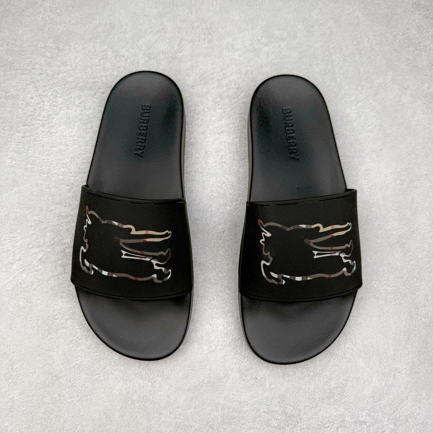 图片[2]-＃零售版 Burberry Vintage 巴宝莉拖鞋夏季新款经典格纹拖鞋复古格纹拖鞋 夏日的第一双拖鞋大家都买了吗？如果没买的话不妨看看这一款BBR拖鞋 整体的设计依然是沿用bbr经典格纹 从颜值上来说我觉得还是挺高 另外脚背的材质也是很软的，拖鞋底页不是特别硬胶的材质 舒适度很好 无论是出街压马路或者是出去拿个外卖都是特别轻盈方便 yb拖鞋背带面材质选用进口特定tpu材质 表面会呈现一粒一粒的间隙穿插粒面 大货实际还原真实写照 另外就是这个格纹是电子建模5D印花打印成型 市面普遍做的格纹偏大偏小不说 色差十分严重 制作工艺严格遵循yb开发 鞋底方面为单独建模开发 鞋底设有入料流道和针孔流道 在整体成型上会比寻常拖鞋复杂很多 鞋身侧面字母是外凸设计 区分市面 同时鞋底字体可以直观对比 整体钢印还原效果依然是完美还原 这个鞋底是有做细沟花纹 而且是一体成型铸造工艺 大货包括鞋底字母钢印等均也是做到同等极致 还原度高达98%以上 尺码：36 37 38 39 40 41 42 43 44 45 46-选品中心