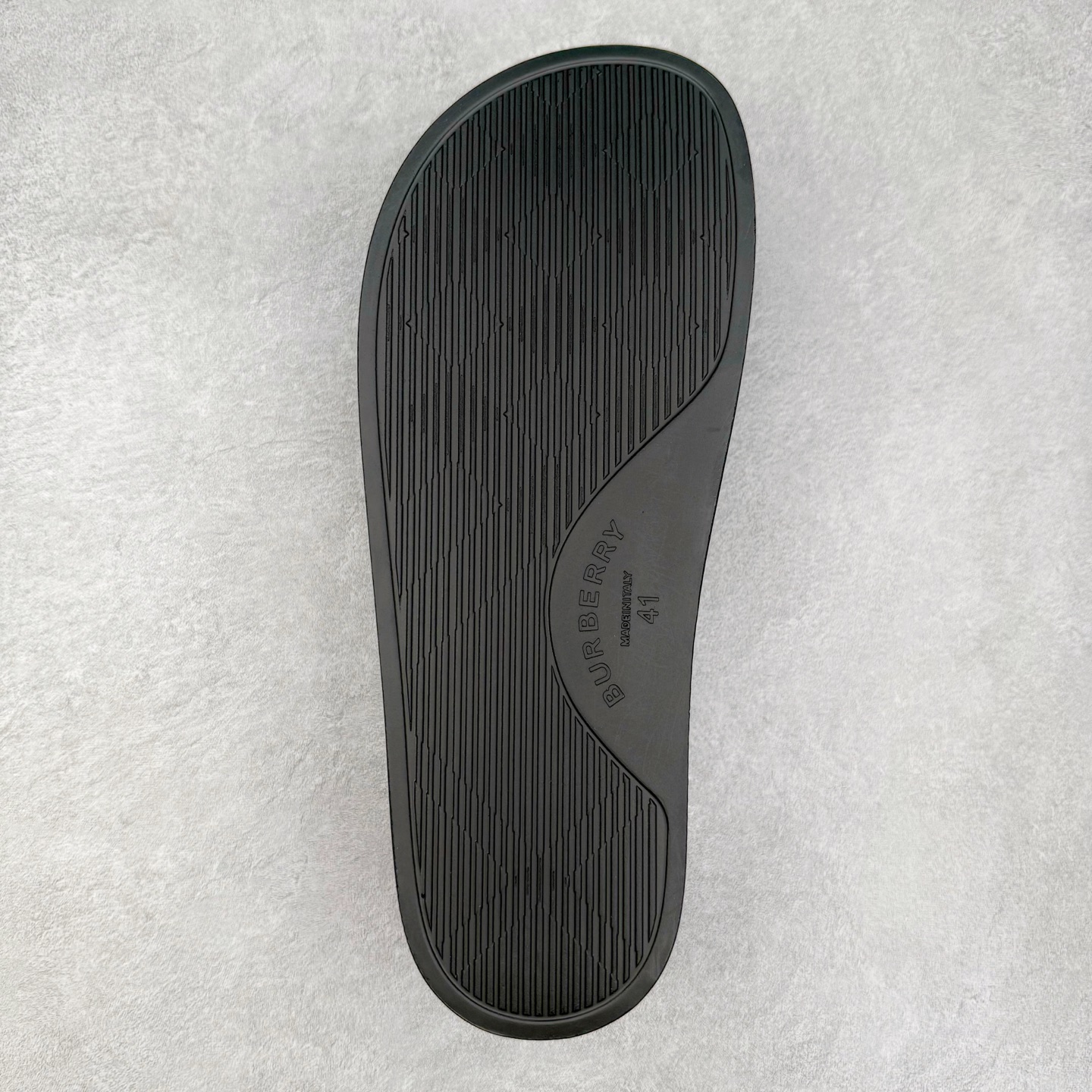 图片[9]-＃零售版 Burberry Vintage 巴宝莉拖鞋夏季新款经典格纹拖鞋复古格纹拖鞋 夏日的第一双拖鞋大家都买了吗？如果没买的话不妨看看这一款BBR拖鞋 整体的设计依然是沿用bbr经典格纹 从颜值上来说我觉得还是挺高 另外脚背的材质也是很软的，拖鞋底页不是特别硬胶的材质 舒适度很好 无论是出街压马路或者是出去拿个外卖都是特别轻盈方便 yb拖鞋背带面材质选用进口特定tpu材质 表面会呈现一粒一粒的间隙穿插粒面 大货实际还原真实写照 另外就是这个格纹是电子建模5D印花打印成型 市面普遍做的格纹偏大偏小不说 色差十分严重 制作工艺严格遵循yb开发 鞋底方面为单独建模开发 鞋底设有入料流道和针孔流道 在整体成型上会比寻常拖鞋复杂很多 鞋身侧面字母是外凸设计 区分市面 同时鞋底字体可以直观对比 整体钢印还原效果依然是完美还原 这个鞋底是有做细沟花纹 而且是一体成型铸造工艺 大货包括鞋底字母钢印等均也是做到同等极致 还原度高达98%以上 尺码：36 37 38 39 40 41 42 43 44 45 46-选品中心