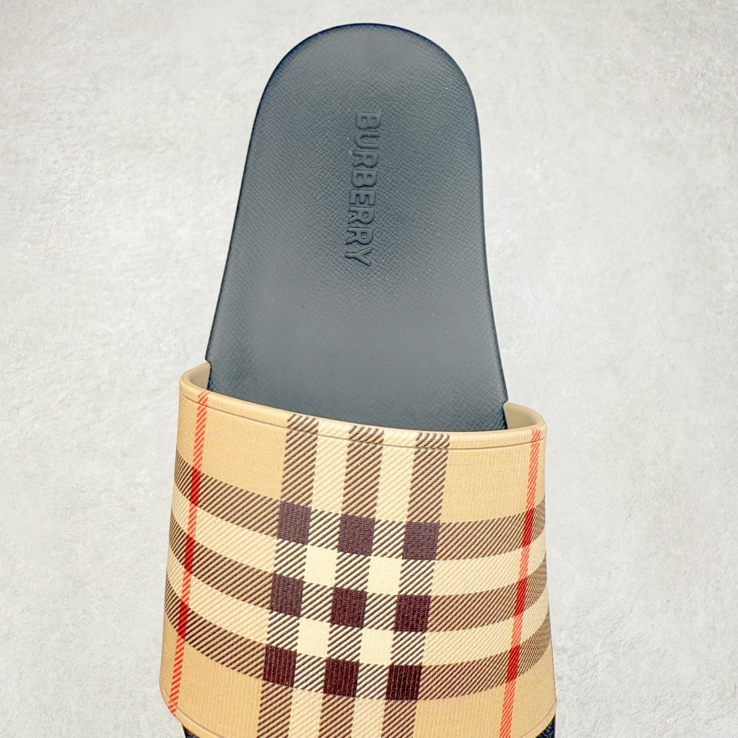 图片[5]-＃零售版 Burberry Vintage 巴宝莉拖鞋夏季新款经典格纹拖鞋复古格纹拖鞋 夏日的第一双拖鞋大家都买了吗？如果没买的话不妨看看这一款BBR拖鞋 整体的设计依然是沿用bbr经典格纹 从颜值上来说我觉得还是挺高 另外脚背的材质也是很软的，拖鞋底页不是特别硬胶的材质 舒适度很好 无论是出街压马路或者是出去拿个外卖都是特别轻盈方便 yb拖鞋背带面材质选用进口特定tpu材质 表面会呈现一粒一粒的间隙穿插粒面 大货实际还原真实写照 另外就是这个格纹是电子建模5D印花打印成型 市面普遍做的格纹偏大偏小不说 色差十分严重 制作工艺严格遵循yb开发 鞋底方面为单独建模开发 鞋底设有入料流道和针孔流道 在整体成型上会比寻常拖鞋复杂很多 鞋身侧面字母是外凸设计 区分市面 同时鞋底字体可以直观对比 整体钢印还原效果依然是完美还原 这个鞋底是有做细沟花纹 而且是一体成型铸造工艺 大货包括鞋底字母钢印等均也是做到同等极致 还原度高达98%以上 尺码：36 37 38 39 40 41 42 43 44 45 46-选品中心