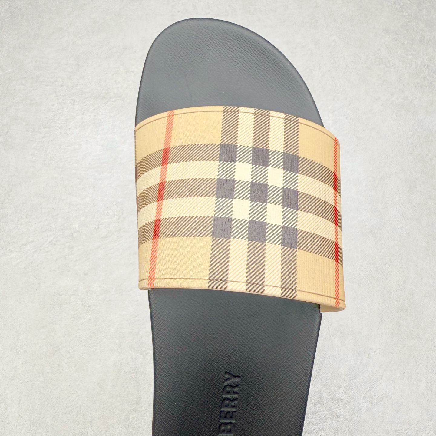 图片[4]-＃零售版 Burberry Vintage 巴宝莉拖鞋夏季新款经典格纹拖鞋复古格纹拖鞋 夏日的第一双拖鞋大家都买了吗？如果没买的话不妨看看这一款BBR拖鞋 整体的设计依然是沿用bbr经典格纹 从颜值上来说我觉得还是挺高 另外脚背的材质也是很软的，拖鞋底页不是特别硬胶的材质 舒适度很好 无论是出街压马路或者是出去拿个外卖都是特别轻盈方便 yb拖鞋背带面材质选用进口特定tpu材质 表面会呈现一粒一粒的间隙穿插粒面 大货实际还原真实写照 另外就是这个格纹是电子建模5D印花打印成型 市面普遍做的格纹偏大偏小不说 色差十分严重 制作工艺严格遵循yb开发 鞋底方面为单独建模开发 鞋底设有入料流道和针孔流道 在整体成型上会比寻常拖鞋复杂很多 鞋身侧面字母是外凸设计 区分市面 同时鞋底字体可以直观对比 整体钢印还原效果依然是完美还原 这个鞋底是有做细沟花纹 而且是一体成型铸造工艺 大货包括鞋底字母钢印等均也是做到同等极致 还原度高达98%以上 尺码：36 37 38 39 40 41 42 43 44 45 46-选品中心