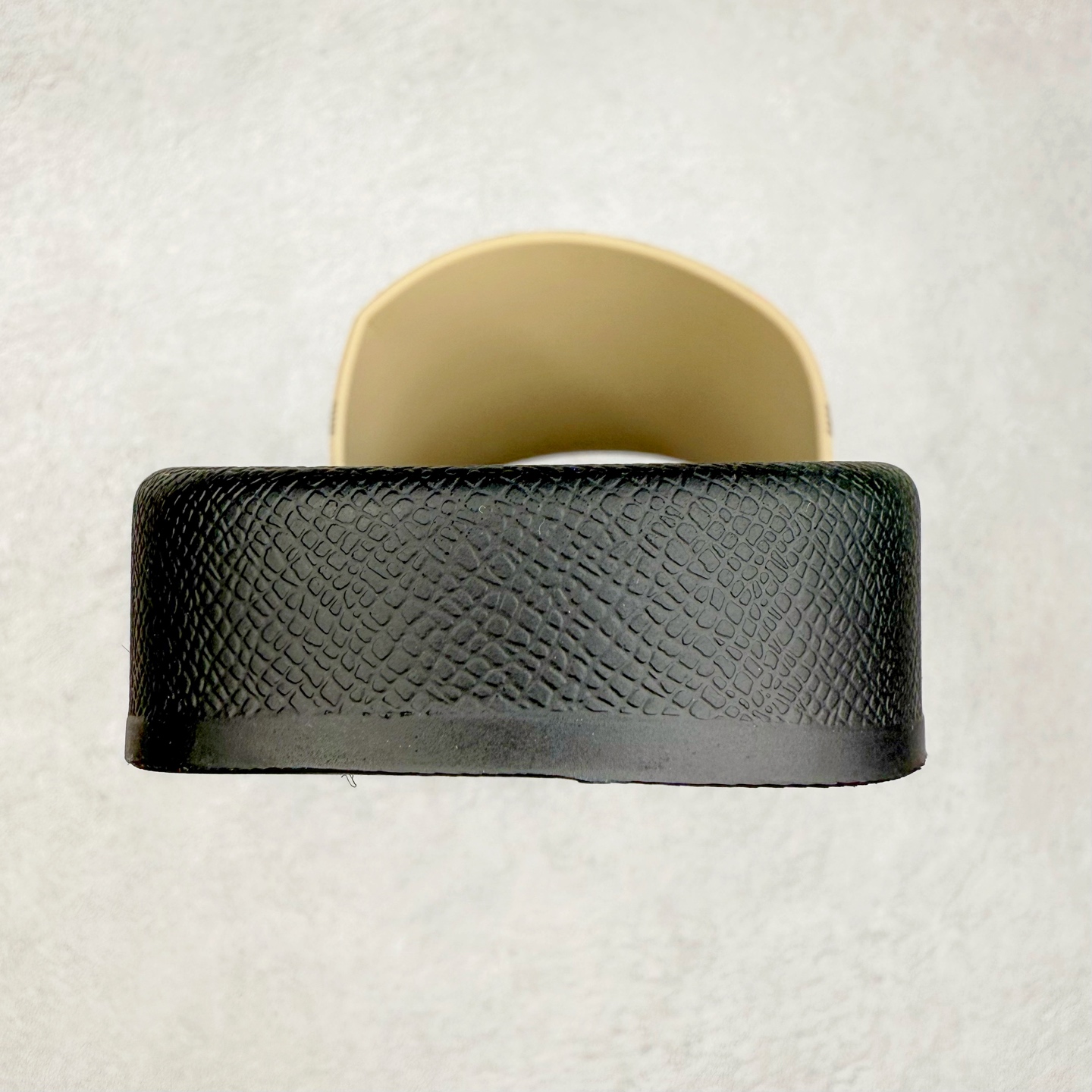 图片[8]-＃零售版 Burberry Vintage 巴宝莉拖鞋夏季新款经典格纹拖鞋复古格纹拖鞋 夏日的第一双拖鞋大家都买了吗？如果没买的话不妨看看这一款BBR拖鞋 整体的设计依然是沿用bbr经典格纹 从颜值上来说我觉得还是挺高 另外脚背的材质也是很软的，拖鞋底页不是特别硬胶的材质 舒适度很好 无论是出街压马路或者是出去拿个外卖都是特别轻盈方便 yb拖鞋背带面材质选用进口特定tpu材质 表面会呈现一粒一粒的间隙穿插粒面 大货实际还原真实写照 另外就是这个格纹是电子建模5D印花打印成型 市面普遍做的格纹偏大偏小不说 色差十分严重 制作工艺严格遵循yb开发 鞋底方面为单独建模开发 鞋底设有入料流道和针孔流道 在整体成型上会比寻常拖鞋复杂很多 鞋身侧面字母是外凸设计 区分市面 同时鞋底字体可以直观对比 整体钢印还原效果依然是完美还原 这个鞋底是有做细沟花纹 而且是一体成型铸造工艺 大货包括鞋底字母钢印等均也是做到同等极致 还原度高达98%以上 尺码：36 37 38 39 40 41 42 43 44 45 46-选品中心