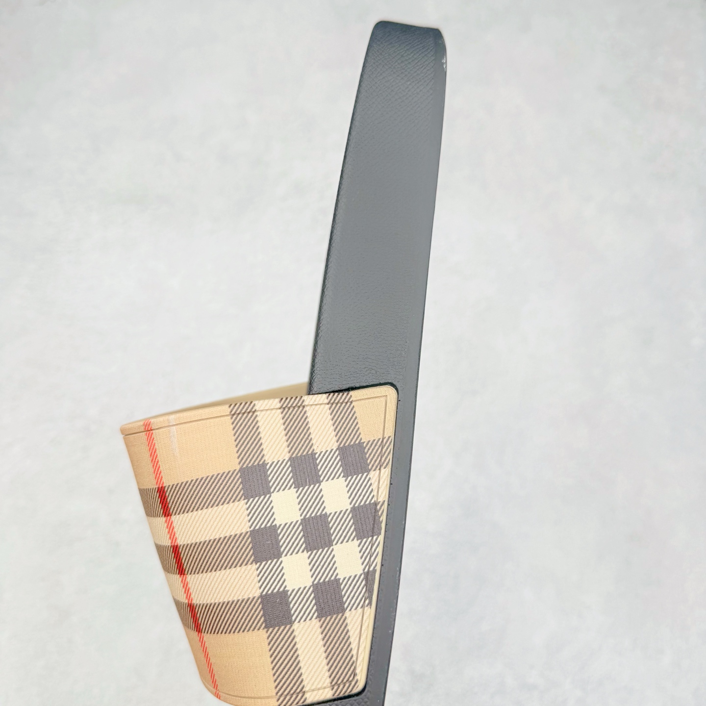 图片[7]-＃零售版 Burberry Vintage 巴宝莉拖鞋夏季新款经典格纹拖鞋复古格纹拖鞋 夏日的第一双拖鞋大家都买了吗？如果没买的话不妨看看这一款BBR拖鞋 整体的设计依然是沿用bbr经典格纹 从颜值上来说我觉得还是挺高 另外脚背的材质也是很软的，拖鞋底页不是特别硬胶的材质 舒适度很好 无论是出街压马路或者是出去拿个外卖都是特别轻盈方便 yb拖鞋背带面材质选用进口特定tpu材质 表面会呈现一粒一粒的间隙穿插粒面 大货实际还原真实写照 另外就是这个格纹是电子建模5D印花打印成型 市面普遍做的格纹偏大偏小不说 色差十分严重 制作工艺严格遵循yb开发 鞋底方面为单独建模开发 鞋底设有入料流道和针孔流道 在整体成型上会比寻常拖鞋复杂很多 鞋身侧面字母是外凸设计 区分市面 同时鞋底字体可以直观对比 整体钢印还原效果依然是完美还原 这个鞋底是有做细沟花纹 而且是一体成型铸造工艺 大货包括鞋底字母钢印等均也是做到同等极致 还原度高达98%以上 尺码：36 37 38 39 40 41 42 43 44 45 46-选品中心