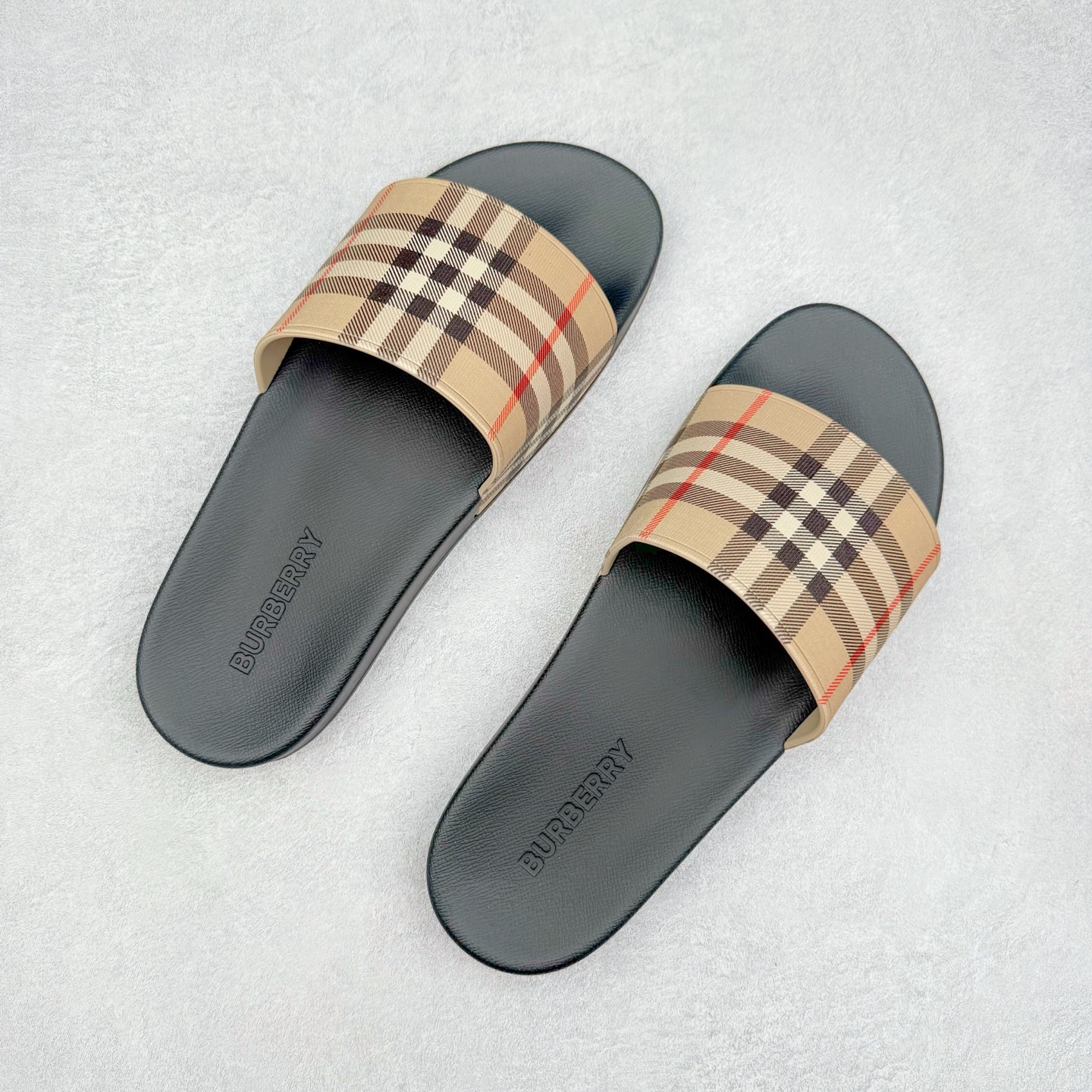 图片[3]-＃零售版 Burberry Vintage 巴宝莉拖鞋夏季新款经典格纹拖鞋复古格纹拖鞋 夏日的第一双拖鞋大家都买了吗？如果没买的话不妨看看这一款BBR拖鞋 整体的设计依然是沿用bbr经典格纹 从颜值上来说我觉得还是挺高 另外脚背的材质也是很软的，拖鞋底页不是特别硬胶的材质 舒适度很好 无论是出街压马路或者是出去拿个外卖都是特别轻盈方便 yb拖鞋背带面材质选用进口特定tpu材质 表面会呈现一粒一粒的间隙穿插粒面 大货实际还原真实写照 另外就是这个格纹是电子建模5D印花打印成型 市面普遍做的格纹偏大偏小不说 色差十分严重 制作工艺严格遵循yb开发 鞋底方面为单独建模开发 鞋底设有入料流道和针孔流道 在整体成型上会比寻常拖鞋复杂很多 鞋身侧面字母是外凸设计 区分市面 同时鞋底字体可以直观对比 整体钢印还原效果依然是完美还原 这个鞋底是有做细沟花纹 而且是一体成型铸造工艺 大货包括鞋底字母钢印等均也是做到同等极致 还原度高达98%以上 尺码：36 37 38 39 40 41 42 43 44 45 46-选品中心