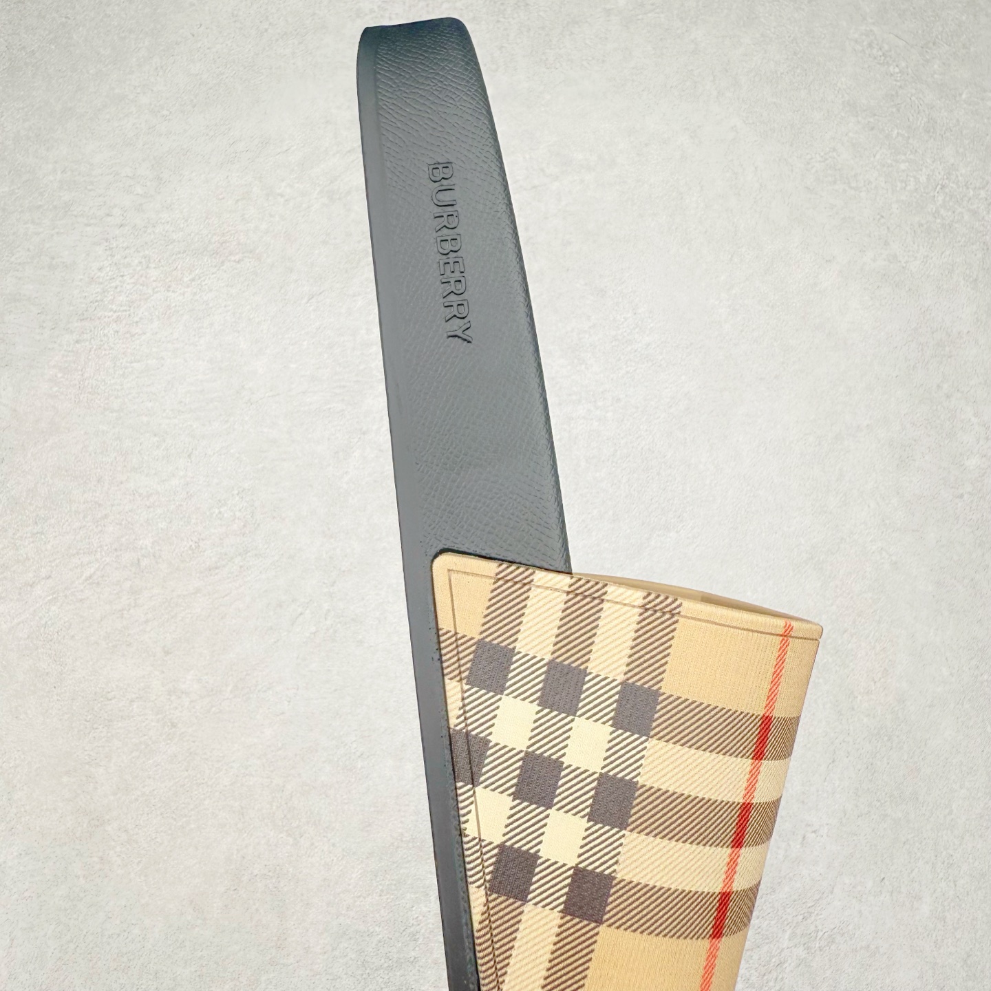 图片[6]-＃零售版 Burberry Vintage 巴宝莉拖鞋夏季新款经典格纹拖鞋复古格纹拖鞋 夏日的第一双拖鞋大家都买了吗？如果没买的话不妨看看这一款BBR拖鞋 整体的设计依然是沿用bbr经典格纹 从颜值上来说我觉得还是挺高 另外脚背的材质也是很软的，拖鞋底页不是特别硬胶的材质 舒适度很好 无论是出街压马路或者是出去拿个外卖都是特别轻盈方便 yb拖鞋背带面材质选用进口特定tpu材质 表面会呈现一粒一粒的间隙穿插粒面 大货实际还原真实写照 另外就是这个格纹是电子建模5D印花打印成型 市面普遍做的格纹偏大偏小不说 色差十分严重 制作工艺严格遵循yb开发 鞋底方面为单独建模开发 鞋底设有入料流道和针孔流道 在整体成型上会比寻常拖鞋复杂很多 鞋身侧面字母是外凸设计 区分市面 同时鞋底字体可以直观对比 整体钢印还原效果依然是完美还原 这个鞋底是有做细沟花纹 而且是一体成型铸造工艺 大货包括鞋底字母钢印等均也是做到同等极致 还原度高达98%以上 尺码：36 37 38 39 40 41 42 43 44 45 46-选品中心