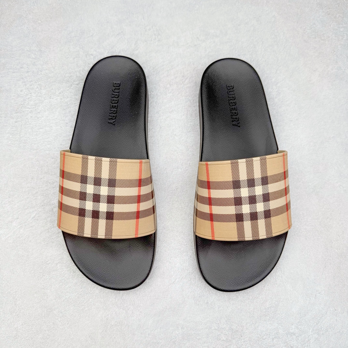 图片[2]-＃零售版 Burberry Vintage 巴宝莉拖鞋夏季新款经典格纹拖鞋复古格纹拖鞋 夏日的第一双拖鞋大家都买了吗？如果没买的话不妨看看这一款BBR拖鞋 整体的设计依然是沿用bbr经典格纹 从颜值上来说我觉得还是挺高 另外脚背的材质也是很软的，拖鞋底页不是特别硬胶的材质 舒适度很好 无论是出街压马路或者是出去拿个外卖都是特别轻盈方便 yb拖鞋背带面材质选用进口特定tpu材质 表面会呈现一粒一粒的间隙穿插粒面 大货实际还原真实写照 另外就是这个格纹是电子建模5D印花打印成型 市面普遍做的格纹偏大偏小不说 色差十分严重 制作工艺严格遵循yb开发 鞋底方面为单独建模开发 鞋底设有入料流道和针孔流道 在整体成型上会比寻常拖鞋复杂很多 鞋身侧面字母是外凸设计 区分市面 同时鞋底字体可以直观对比 整体钢印还原效果依然是完美还原 这个鞋底是有做细沟花纹 而且是一体成型铸造工艺 大货包括鞋底字母钢印等均也是做到同等极致 还原度高达98%以上 尺码：36 37 38 39 40 41 42 43 44 45 46-选品中心