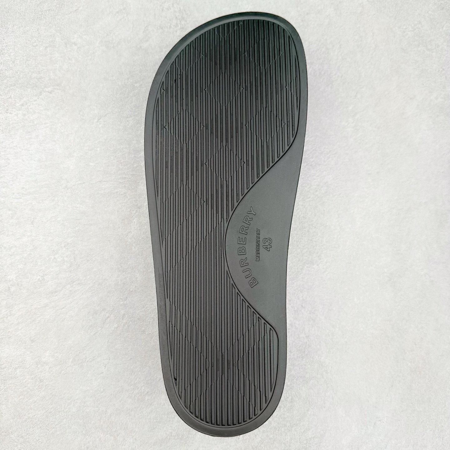 图片[9]-＃零售版 Burberry Vintage 巴宝莉拖鞋夏季新款经典格纹拖鞋复古格纹拖鞋 夏日的第一双拖鞋大家都买了吗？如果没买的话不妨看看这一款BBR拖鞋 整体的设计依然是沿用bbr经典格纹 从颜值上来说我觉得还是挺高 另外脚背的材质也是很软的，拖鞋底页不是特别硬胶的材质 舒适度很好 无论是出街压马路或者是出去拿个外卖都是特别轻盈方便 yb拖鞋背带面材质选用进口特定tpu材质 表面会呈现一粒一粒的间隙穿插粒面 大货实际还原真实写照 另外就是这个格纹是电子建模5D印花打印成型 市面普遍做的格纹偏大偏小不说 色差十分严重 制作工艺严格遵循yb开发 鞋底方面为单独建模开发 鞋底设有入料流道和针孔流道 在整体成型上会比寻常拖鞋复杂很多 鞋身侧面字母是外凸设计 区分市面 同时鞋底字体可以直观对比 整体钢印还原效果依然是完美还原 这个鞋底是有做细沟花纹 而且是一体成型铸造工艺 大货包括鞋底字母钢印等均也是做到同等极致 还原度高达98%以上 尺码：36 37 38 39 40 41 42 43 44 45 46-选品中心