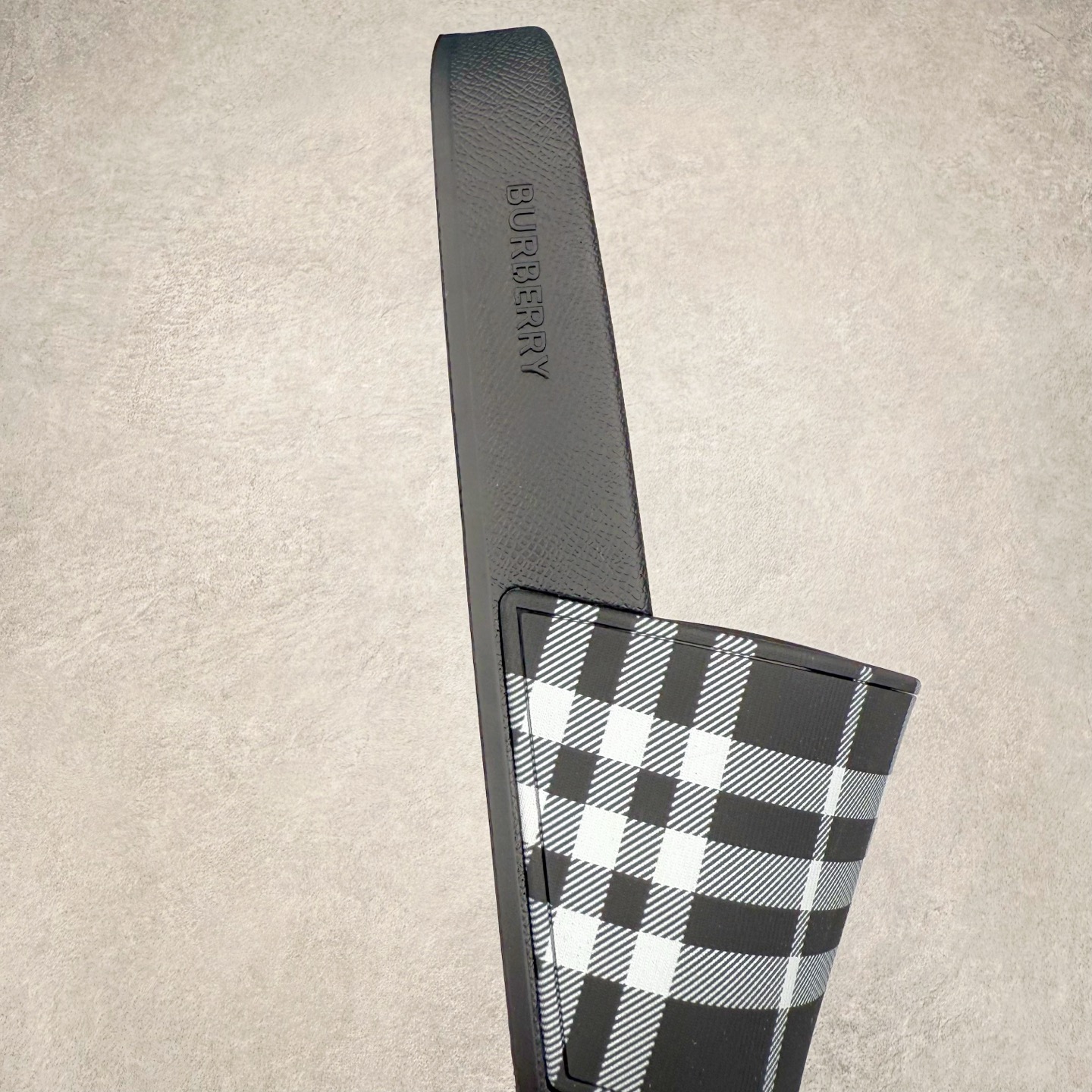 图片[6]-＃零售版 Burberry Vintage 巴宝莉拖鞋夏季新款经典格纹拖鞋复古格纹拖鞋 夏日的第一双拖鞋大家都买了吗？如果没买的话不妨看看这一款BBR拖鞋 整体的设计依然是沿用bbr经典格纹 从颜值上来说我觉得还是挺高 另外脚背的材质也是很软的，拖鞋底页不是特别硬胶的材质 舒适度很好 无论是出街压马路或者是出去拿个外卖都是特别轻盈方便 yb拖鞋背带面材质选用进口特定tpu材质 表面会呈现一粒一粒的间隙穿插粒面 大货实际还原真实写照 另外就是这个格纹是电子建模5D印花打印成型 市面普遍做的格纹偏大偏小不说 色差十分严重 制作工艺严格遵循yb开发 鞋底方面为单独建模开发 鞋底设有入料流道和针孔流道 在整体成型上会比寻常拖鞋复杂很多 鞋身侧面字母是外凸设计 区分市面 同时鞋底字体可以直观对比 整体钢印还原效果依然是完美还原 这个鞋底是有做细沟花纹 而且是一体成型铸造工艺 大货包括鞋底字母钢印等均也是做到同等极致 还原度高达98%以上 尺码：36 37 38 39 40 41 42 43 44 45 46-选品中心