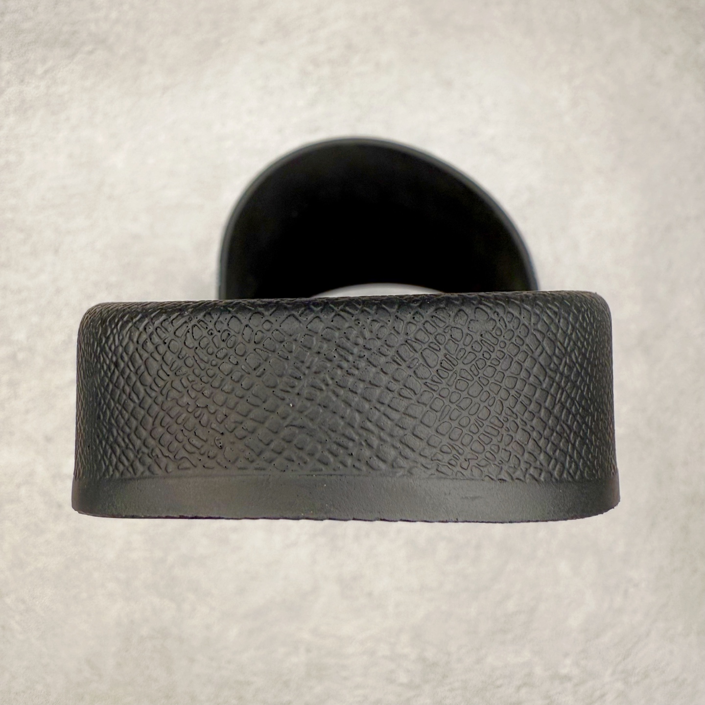 图片[8]-＃零售版 Burberry Vintage 巴宝莉拖鞋夏季新款经典格纹拖鞋复古格纹拖鞋 夏日的第一双拖鞋大家都买了吗？如果没买的话不妨看看这一款BBR拖鞋 整体的设计依然是沿用bbr经典格纹 从颜值上来说我觉得还是挺高 另外脚背的材质也是很软的，拖鞋底页不是特别硬胶的材质 舒适度很好 无论是出街压马路或者是出去拿个外卖都是特别轻盈方便 yb拖鞋背带面材质选用进口特定tpu材质 表面会呈现一粒一粒的间隙穿插粒面 大货实际还原真实写照 另外就是这个格纹是电子建模5D印花打印成型 市面普遍做的格纹偏大偏小不说 色差十分严重 制作工艺严格遵循yb开发 鞋底方面为单独建模开发 鞋底设有入料流道和针孔流道 在整体成型上会比寻常拖鞋复杂很多 鞋身侧面字母是外凸设计 区分市面 同时鞋底字体可以直观对比 整体钢印还原效果依然是完美还原 这个鞋底是有做细沟花纹 而且是一体成型铸造工艺 大货包括鞋底字母钢印等均也是做到同等极致 还原度高达98%以上 尺码：36 37 38 39 40 41 42 43 44 45 46-选品中心