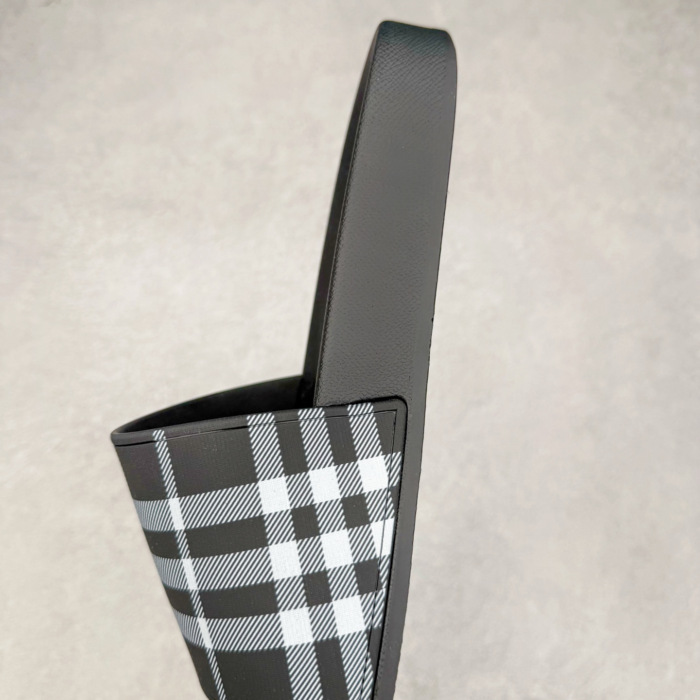 图片[7]-＃零售版 Burberry Vintage 巴宝莉拖鞋夏季新款经典格纹拖鞋复古格纹拖鞋 夏日的第一双拖鞋大家都买了吗？如果没买的话不妨看看这一款BBR拖鞋 整体的设计依然是沿用bbr经典格纹 从颜值上来说我觉得还是挺高 另外脚背的材质也是很软的，拖鞋底页不是特别硬胶的材质 舒适度很好 无论是出街压马路或者是出去拿个外卖都是特别轻盈方便 yb拖鞋背带面材质选用进口特定tpu材质 表面会呈现一粒一粒的间隙穿插粒面 大货实际还原真实写照 另外就是这个格纹是电子建模5D印花打印成型 市面普遍做的格纹偏大偏小不说 色差十分严重 制作工艺严格遵循yb开发 鞋底方面为单独建模开发 鞋底设有入料流道和针孔流道 在整体成型上会比寻常拖鞋复杂很多 鞋身侧面字母是外凸设计 区分市面 同时鞋底字体可以直观对比 整体钢印还原效果依然是完美还原 这个鞋底是有做细沟花纹 而且是一体成型铸造工艺 大货包括鞋底字母钢印等均也是做到同等极致 还原度高达98%以上 尺码：36 37 38 39 40 41 42 43 44 45 46-选品中心