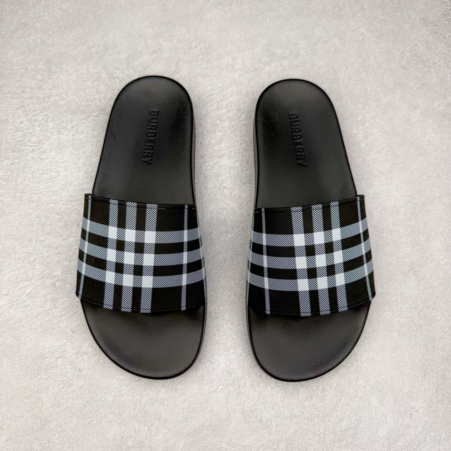 图片[2]-＃零售版 Burberry Vintage 巴宝莉拖鞋夏季新款经典格纹拖鞋复古格纹拖鞋 夏日的第一双拖鞋大家都买了吗？如果没买的话不妨看看这一款BBR拖鞋 整体的设计依然是沿用bbr经典格纹 从颜值上来说我觉得还是挺高 另外脚背的材质也是很软的，拖鞋底页不是特别硬胶的材质 舒适度很好 无论是出街压马路或者是出去拿个外卖都是特别轻盈方便 yb拖鞋背带面材质选用进口特定tpu材质 表面会呈现一粒一粒的间隙穿插粒面 大货实际还原真实写照 另外就是这个格纹是电子建模5D印花打印成型 市面普遍做的格纹偏大偏小不说 色差十分严重 制作工艺严格遵循yb开发 鞋底方面为单独建模开发 鞋底设有入料流道和针孔流道 在整体成型上会比寻常拖鞋复杂很多 鞋身侧面字母是外凸设计 区分市面 同时鞋底字体可以直观对比 整体钢印还原效果依然是完美还原 这个鞋底是有做细沟花纹 而且是一体成型铸造工艺 大货包括鞋底字母钢印等均也是做到同等极致 还原度高达98%以上 尺码：36 37 38 39 40 41 42 43 44 45 46-选品中心