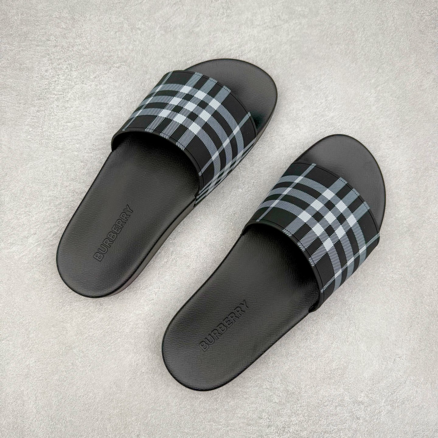 图片[3]-＃零售版 Burberry Vintage 巴宝莉拖鞋夏季新款经典格纹拖鞋复古格纹拖鞋 夏日的第一双拖鞋大家都买了吗？如果没买的话不妨看看这一款BBR拖鞋 整体的设计依然是沿用bbr经典格纹 从颜值上来说我觉得还是挺高 另外脚背的材质也是很软的，拖鞋底页不是特别硬胶的材质 舒适度很好 无论是出街压马路或者是出去拿个外卖都是特别轻盈方便 yb拖鞋背带面材质选用进口特定tpu材质 表面会呈现一粒一粒的间隙穿插粒面 大货实际还原真实写照 另外就是这个格纹是电子建模5D印花打印成型 市面普遍做的格纹偏大偏小不说 色差十分严重 制作工艺严格遵循yb开发 鞋底方面为单独建模开发 鞋底设有入料流道和针孔流道 在整体成型上会比寻常拖鞋复杂很多 鞋身侧面字母是外凸设计 区分市面 同时鞋底字体可以直观对比 整体钢印还原效果依然是完美还原 这个鞋底是有做细沟花纹 而且是一体成型铸造工艺 大货包括鞋底字母钢印等均也是做到同等极致 还原度高达98%以上 尺码：36 37 38 39 40 41 42 43 44 45 46-选品中心