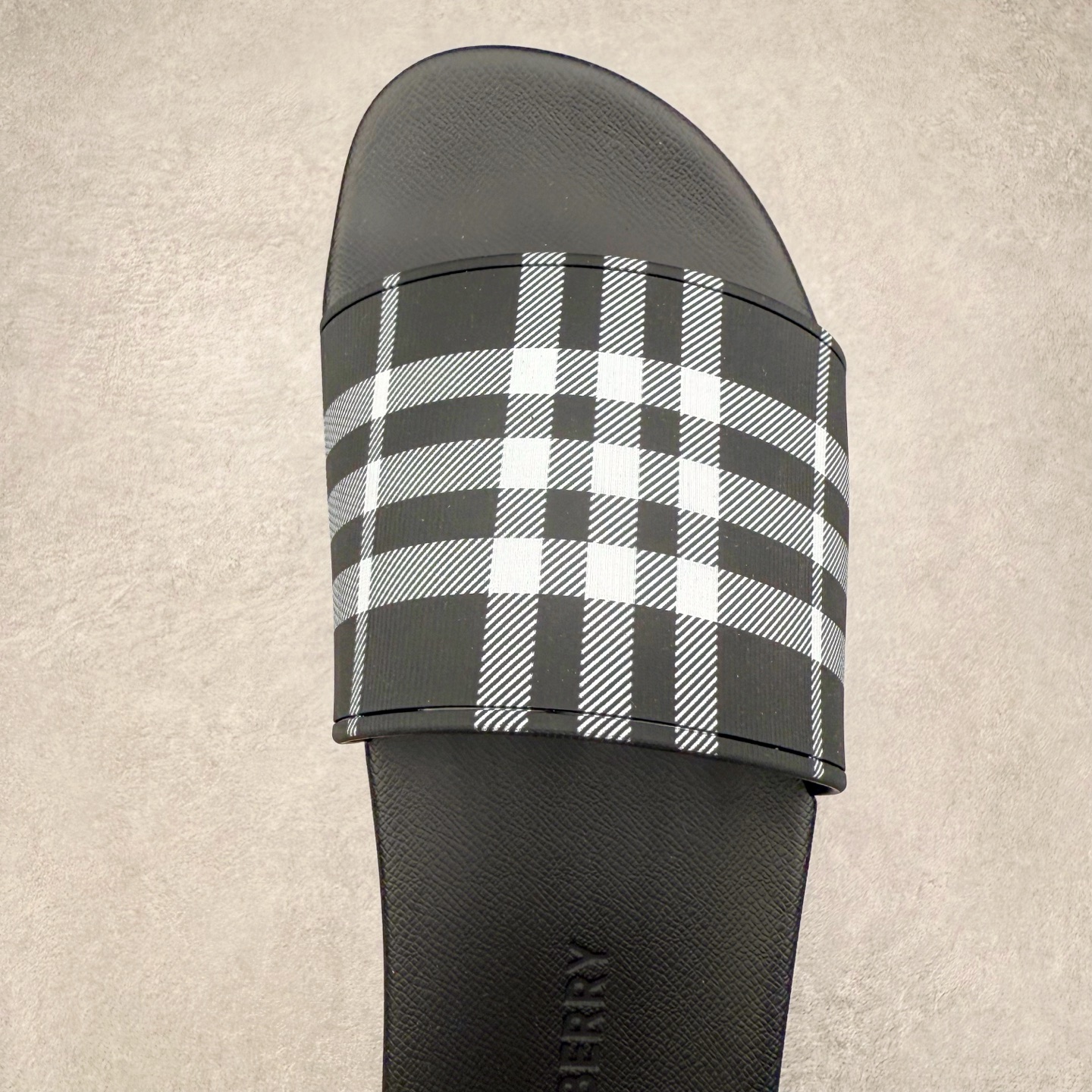 图片[4]-＃零售版 Burberry Vintage 巴宝莉拖鞋夏季新款经典格纹拖鞋复古格纹拖鞋 夏日的第一双拖鞋大家都买了吗？如果没买的话不妨看看这一款BBR拖鞋 整体的设计依然是沿用bbr经典格纹 从颜值上来说我觉得还是挺高 另外脚背的材质也是很软的，拖鞋底页不是特别硬胶的材质 舒适度很好 无论是出街压马路或者是出去拿个外卖都是特别轻盈方便 yb拖鞋背带面材质选用进口特定tpu材质 表面会呈现一粒一粒的间隙穿插粒面 大货实际还原真实写照 另外就是这个格纹是电子建模5D印花打印成型 市面普遍做的格纹偏大偏小不说 色差十分严重 制作工艺严格遵循yb开发 鞋底方面为单独建模开发 鞋底设有入料流道和针孔流道 在整体成型上会比寻常拖鞋复杂很多 鞋身侧面字母是外凸设计 区分市面 同时鞋底字体可以直观对比 整体钢印还原效果依然是完美还原 这个鞋底是有做细沟花纹 而且是一体成型铸造工艺 大货包括鞋底字母钢印等均也是做到同等极致 还原度高达98%以上 尺码：36 37 38 39 40 41 42 43 44 45 46-选品中心